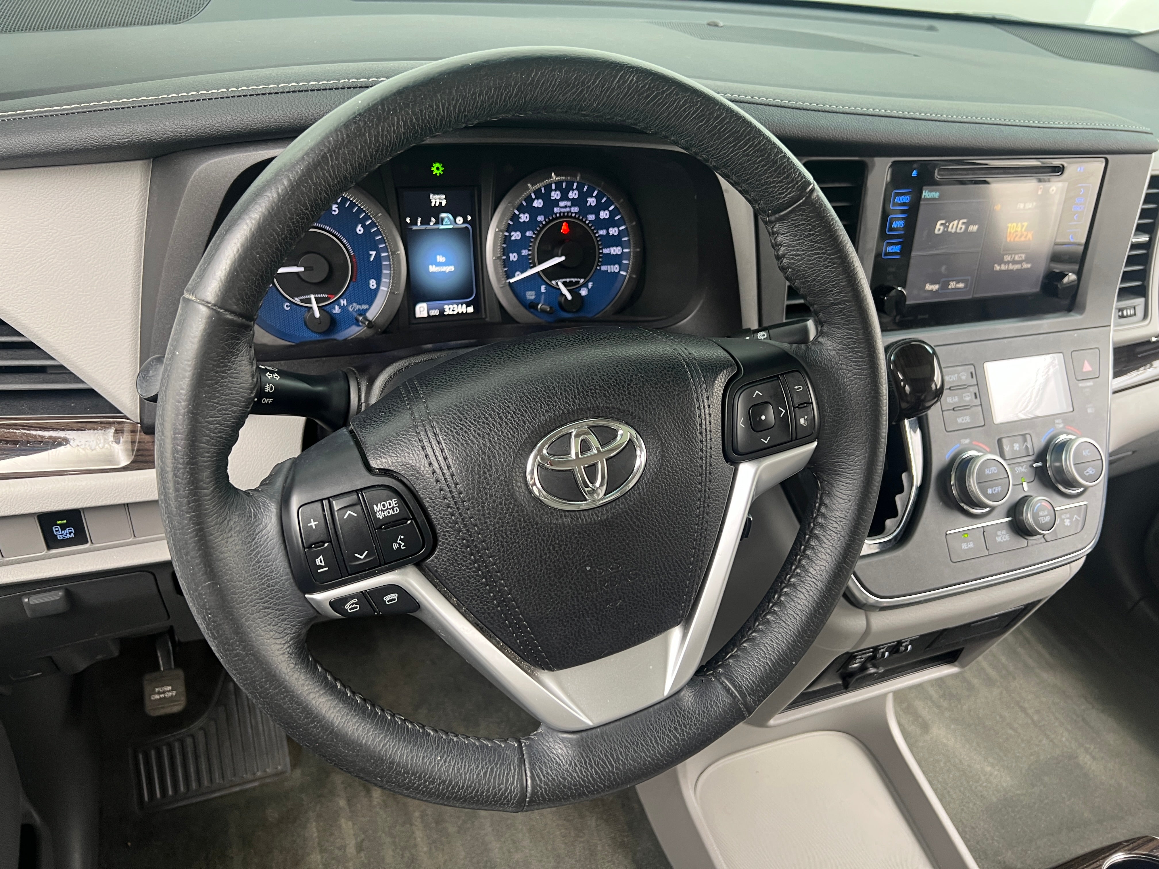 Thumbnail: 2017 Toyota Sienna - 4