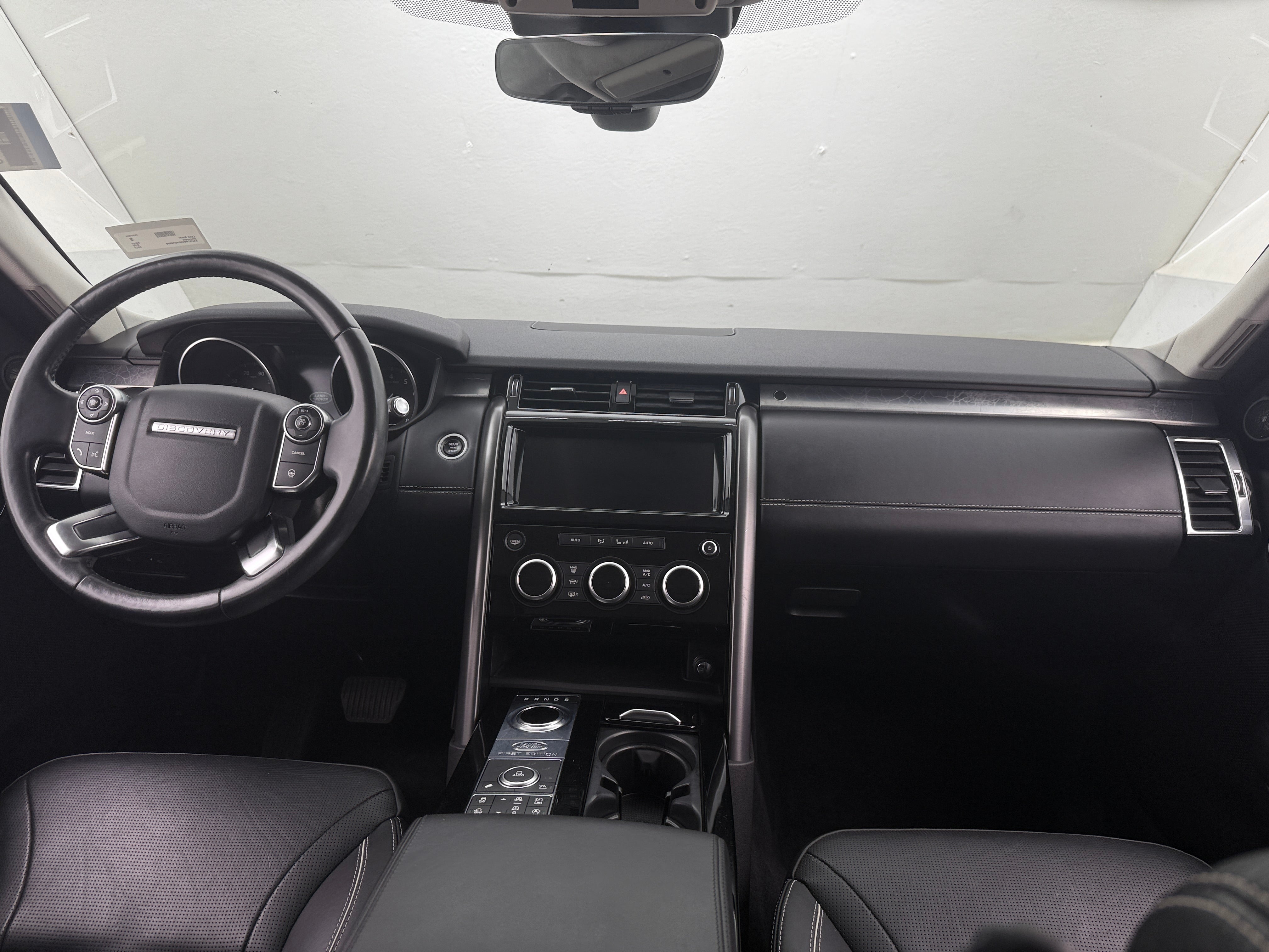 Thumbnail: 2017 Land Rover Discovery - 2