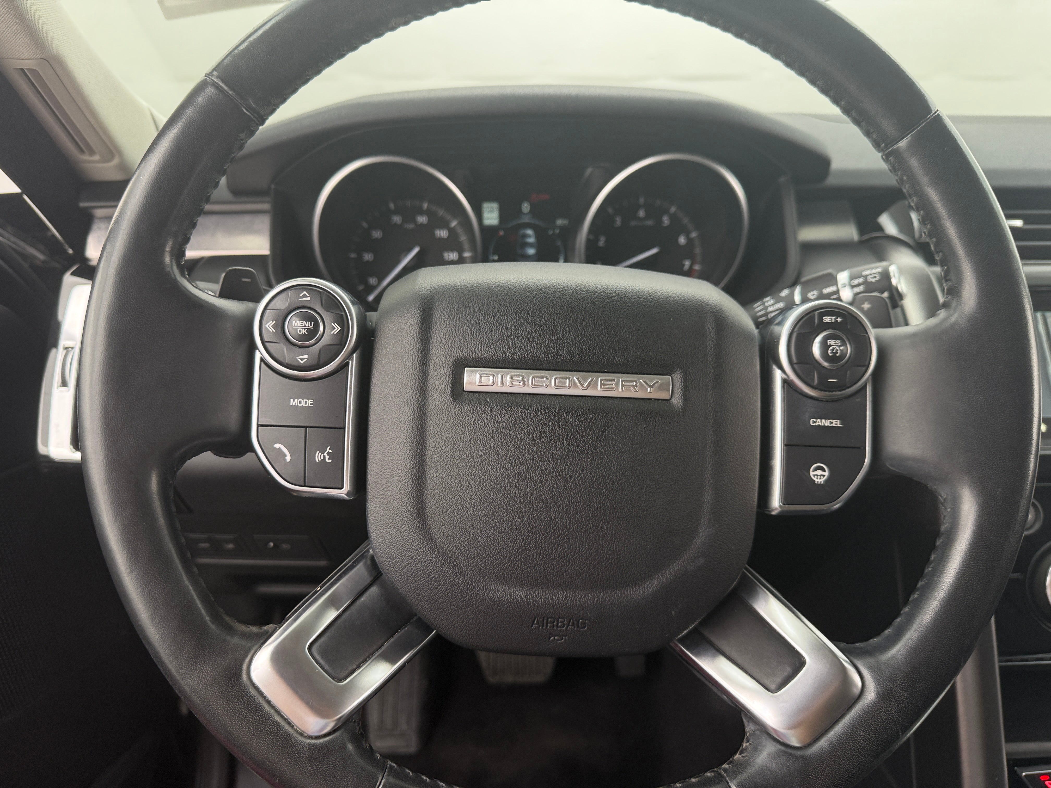 Thumbnail: 2017 Land Rover Discovery - 4