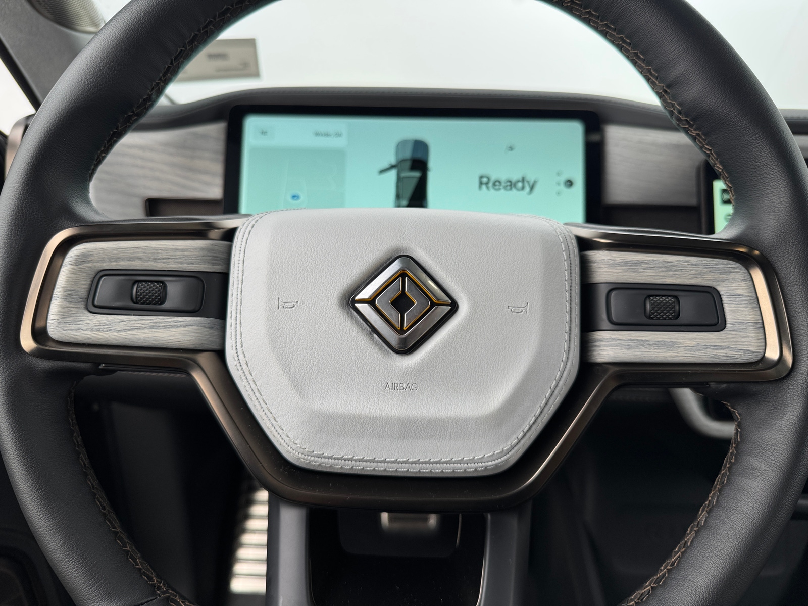 Thumbnail: 2025 Rivian R1S - 4