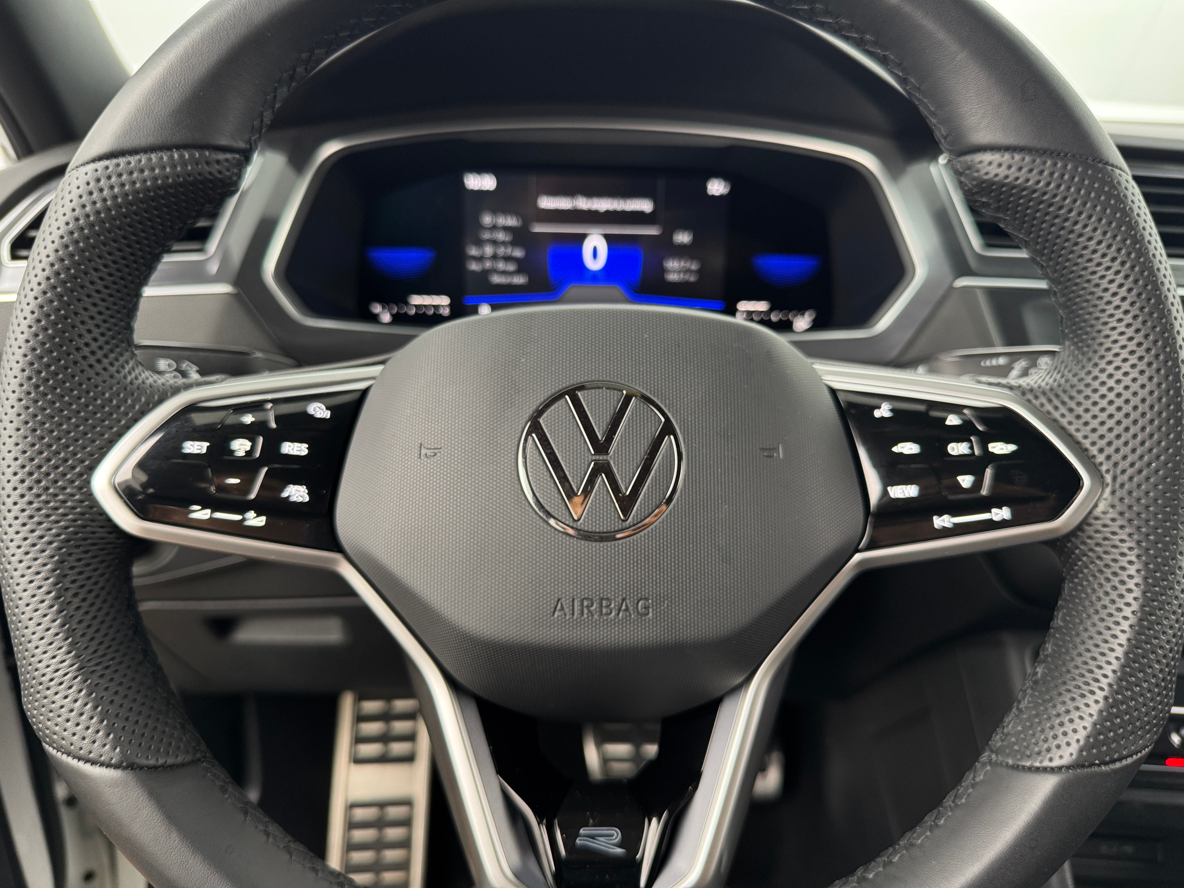 Thumbnail: 2022 Volkswagen Tiguan - 4