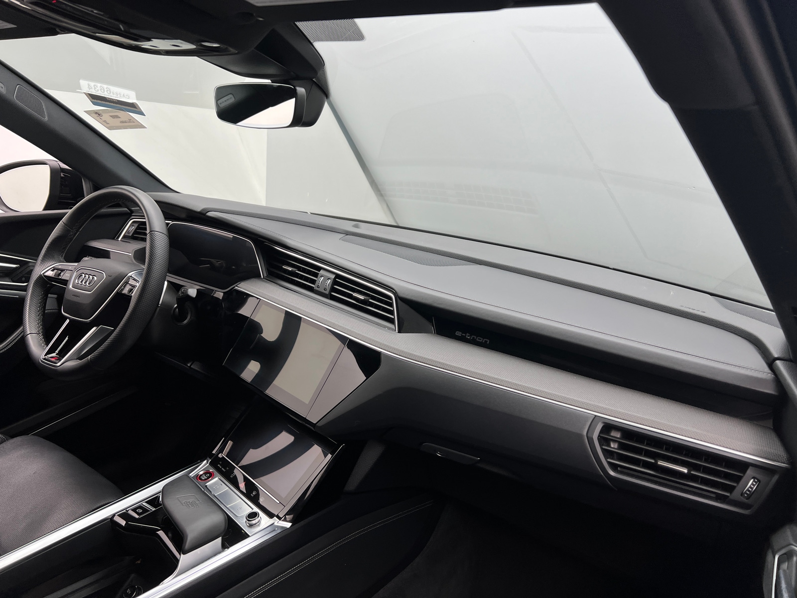 Thumbnail: 2022 Audi e-tron S - 2