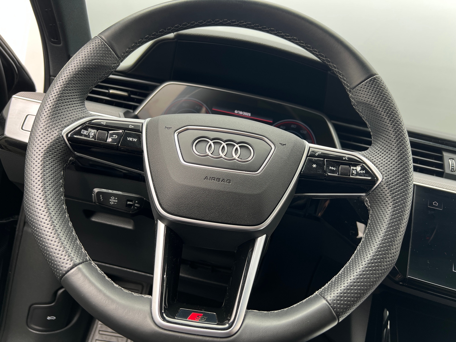 Thumbnail: 2022 Audi e-tron S - 4