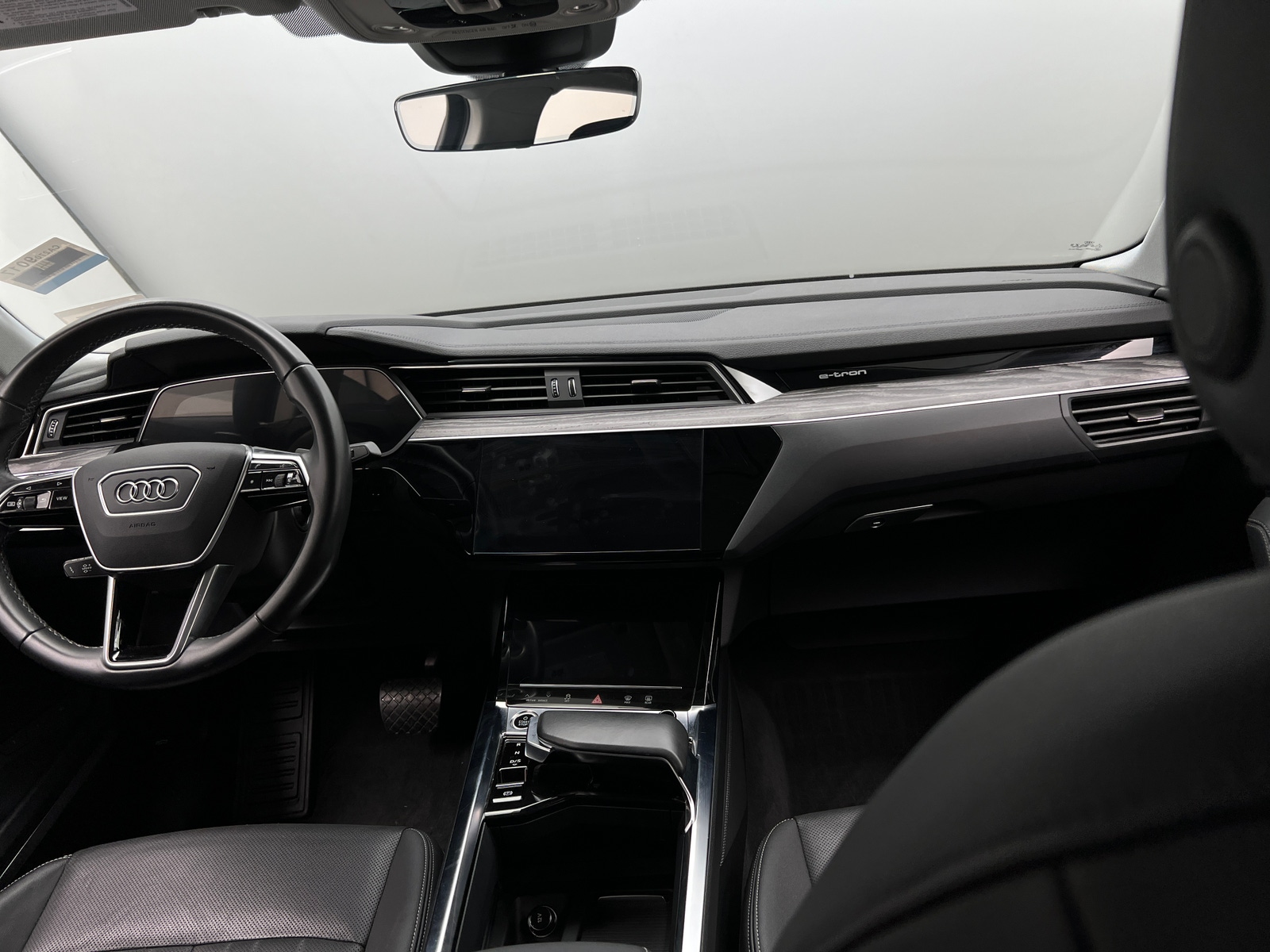 Thumbnail: 2022 Audi e-tron S - 2