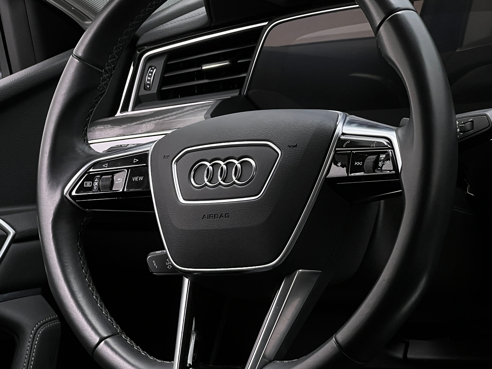 Thumbnail: 2022 Audi e-tron S - 4