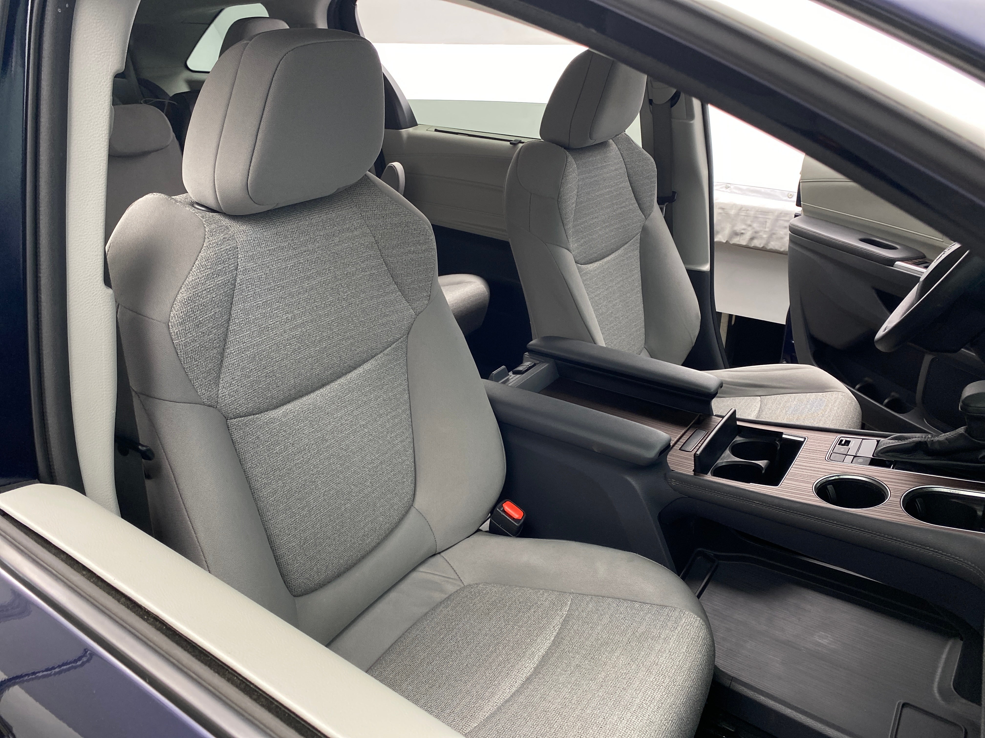 2022 Toyota Sienna LE 2