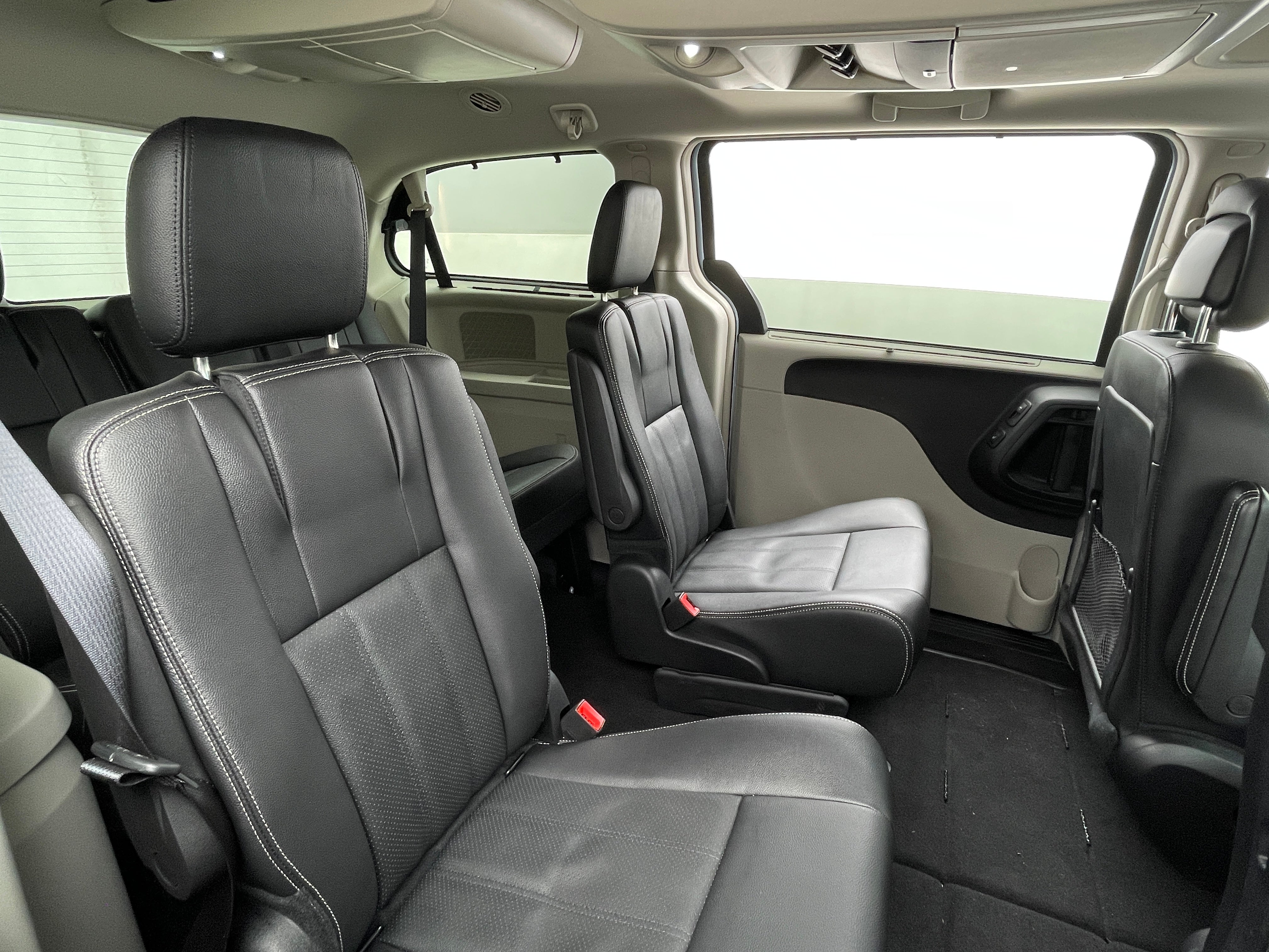 2016 Chrysler Town & Country S 5