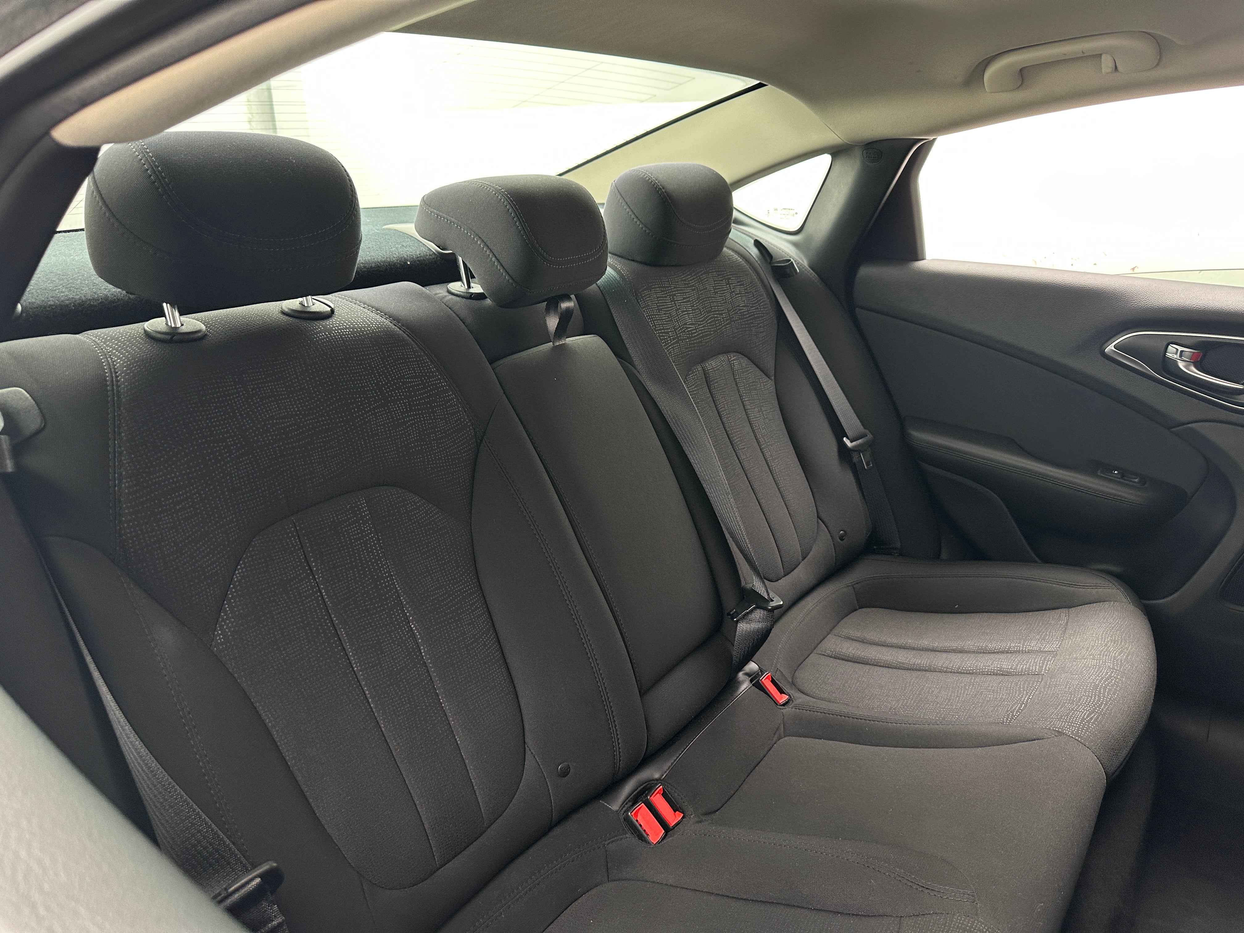 2015 Chrysler 200 LX 6