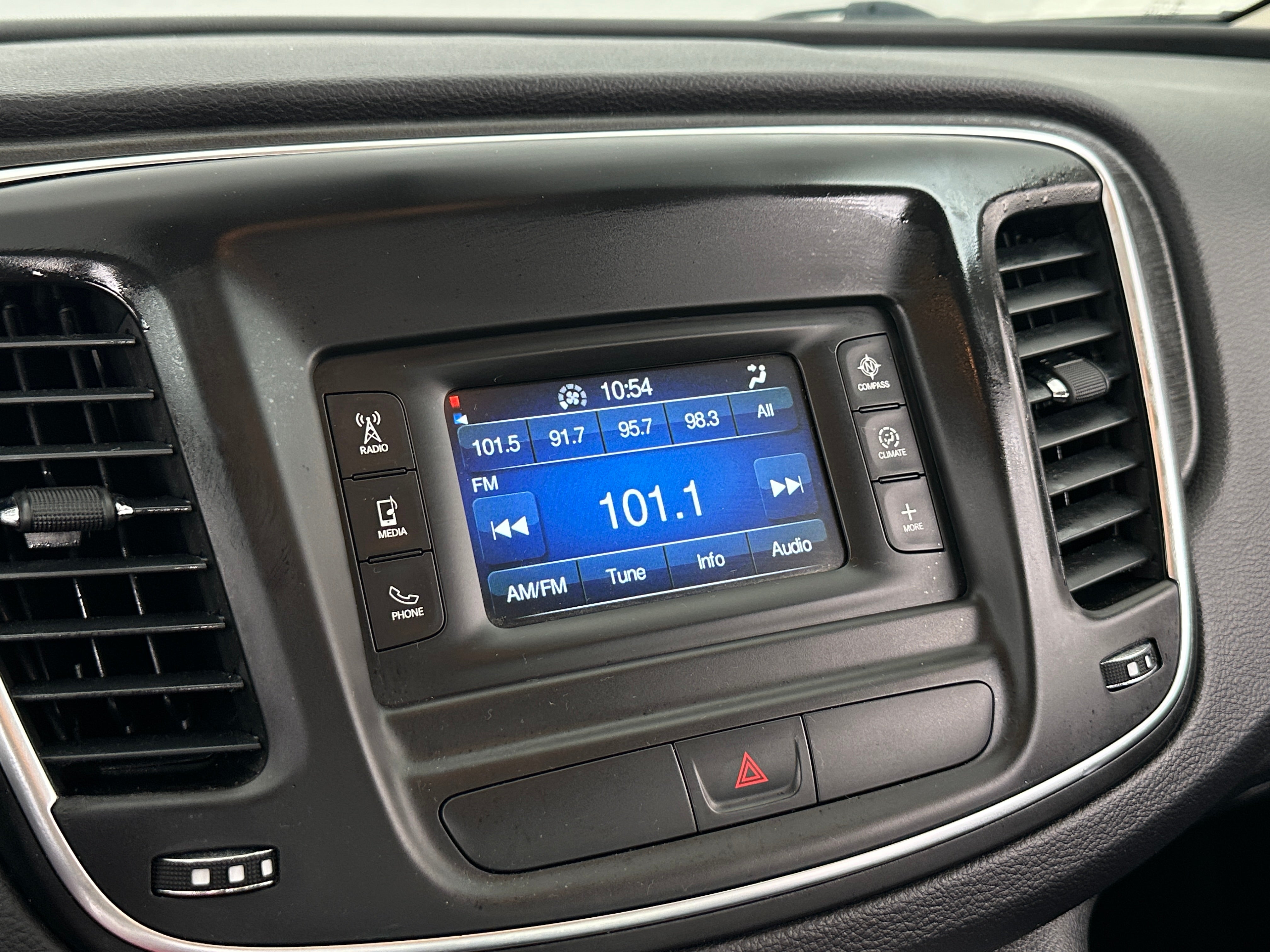 2015 Chrysler 200 LX 4