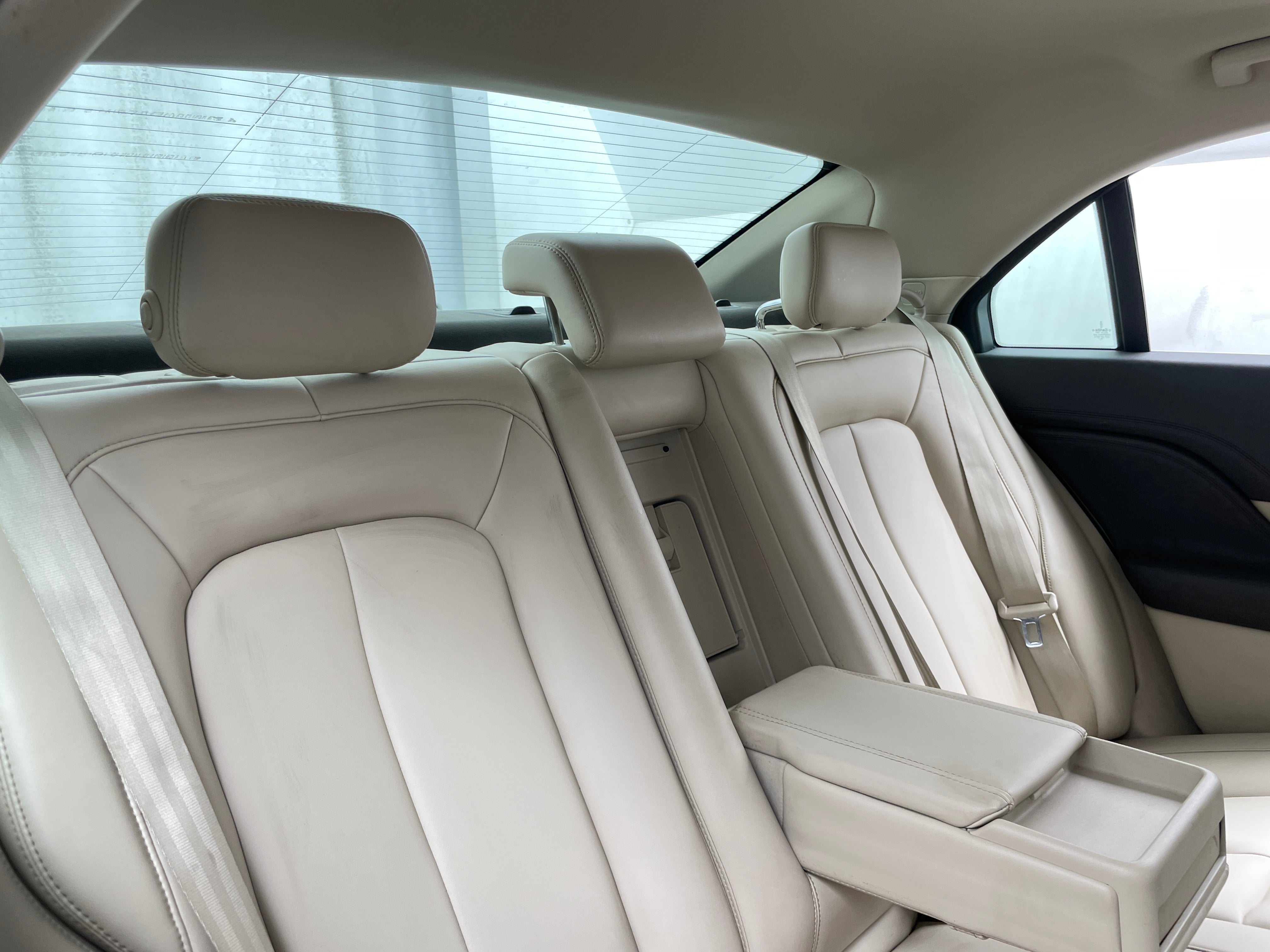 2017 Lincoln Continental Premiere 5