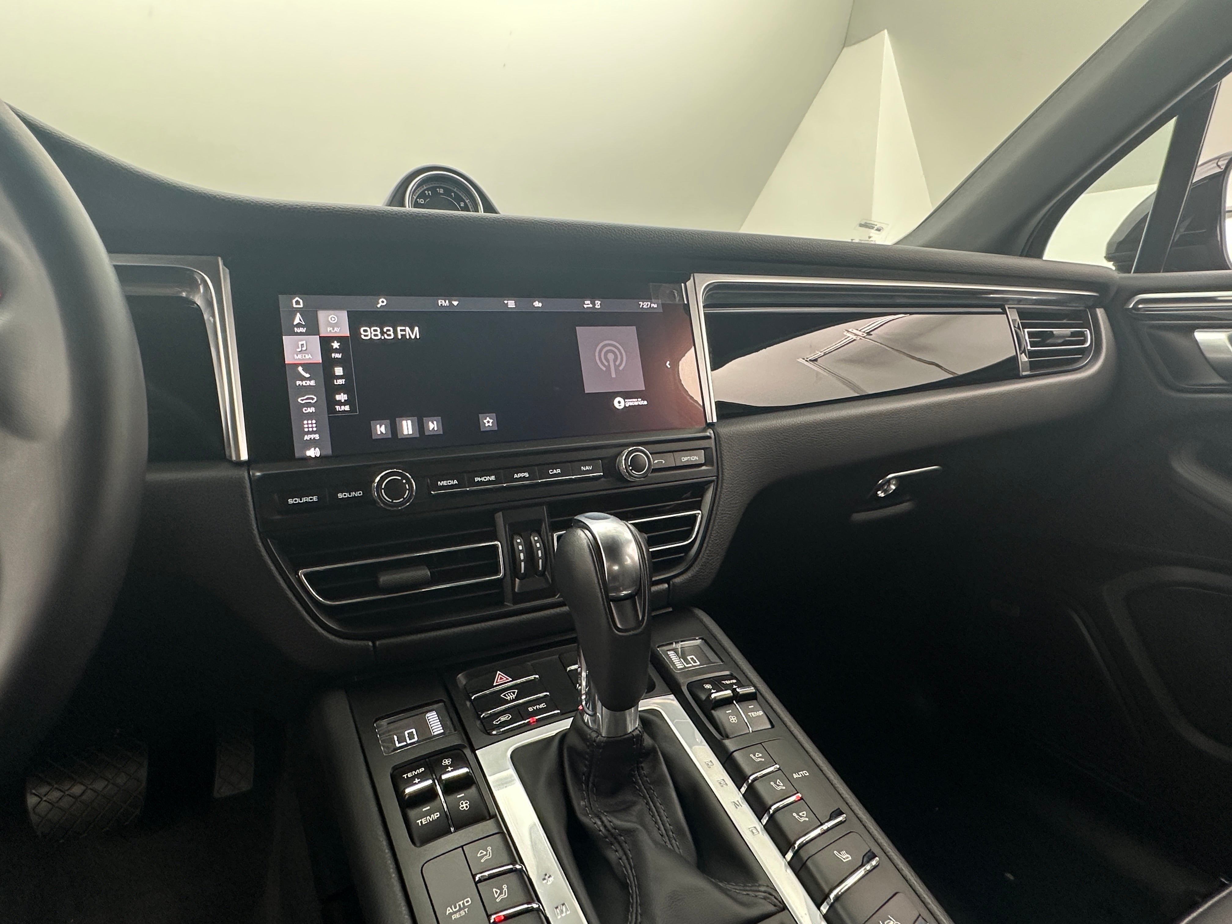 Thumbnail: 2021 Porsche Macan - 3