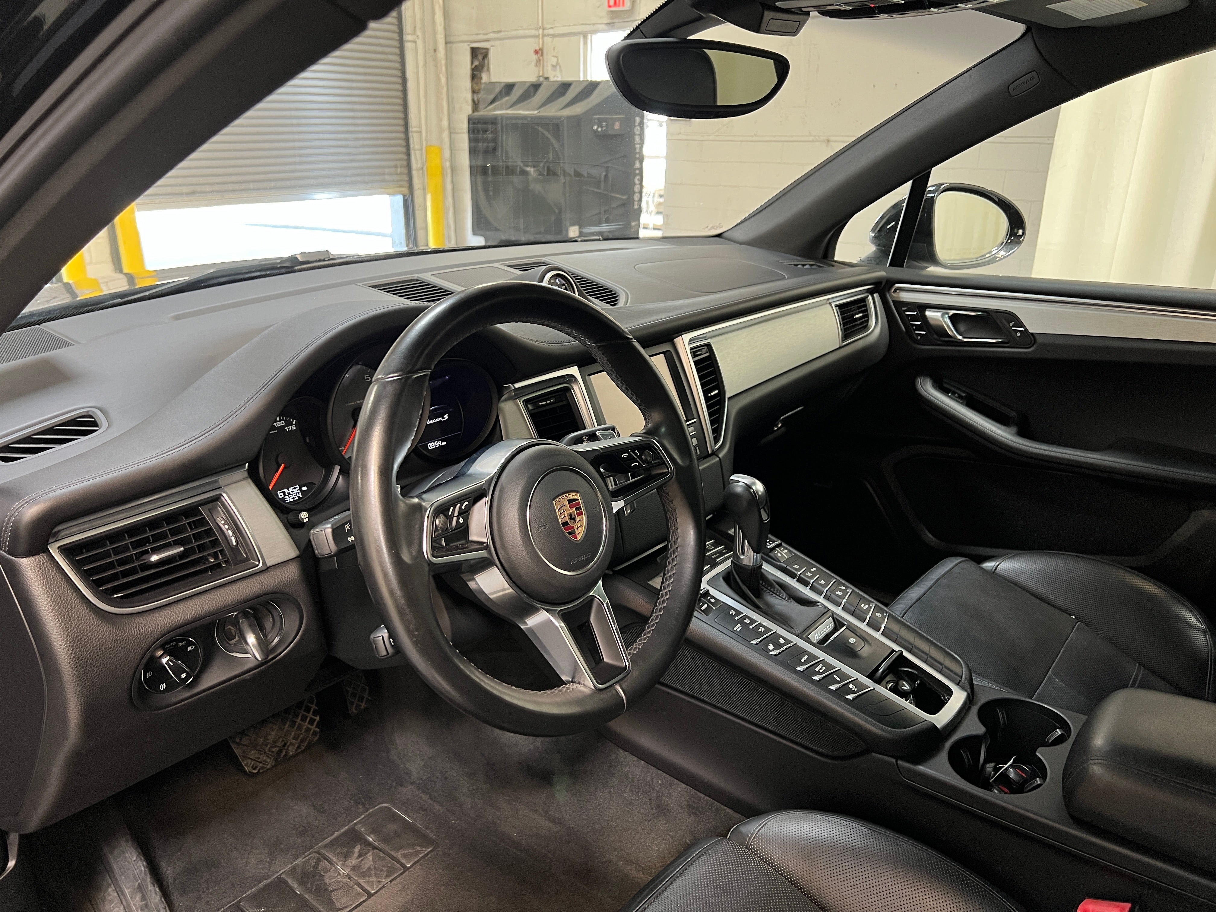 Thumbnail: 2016 Porsche Macan - 2