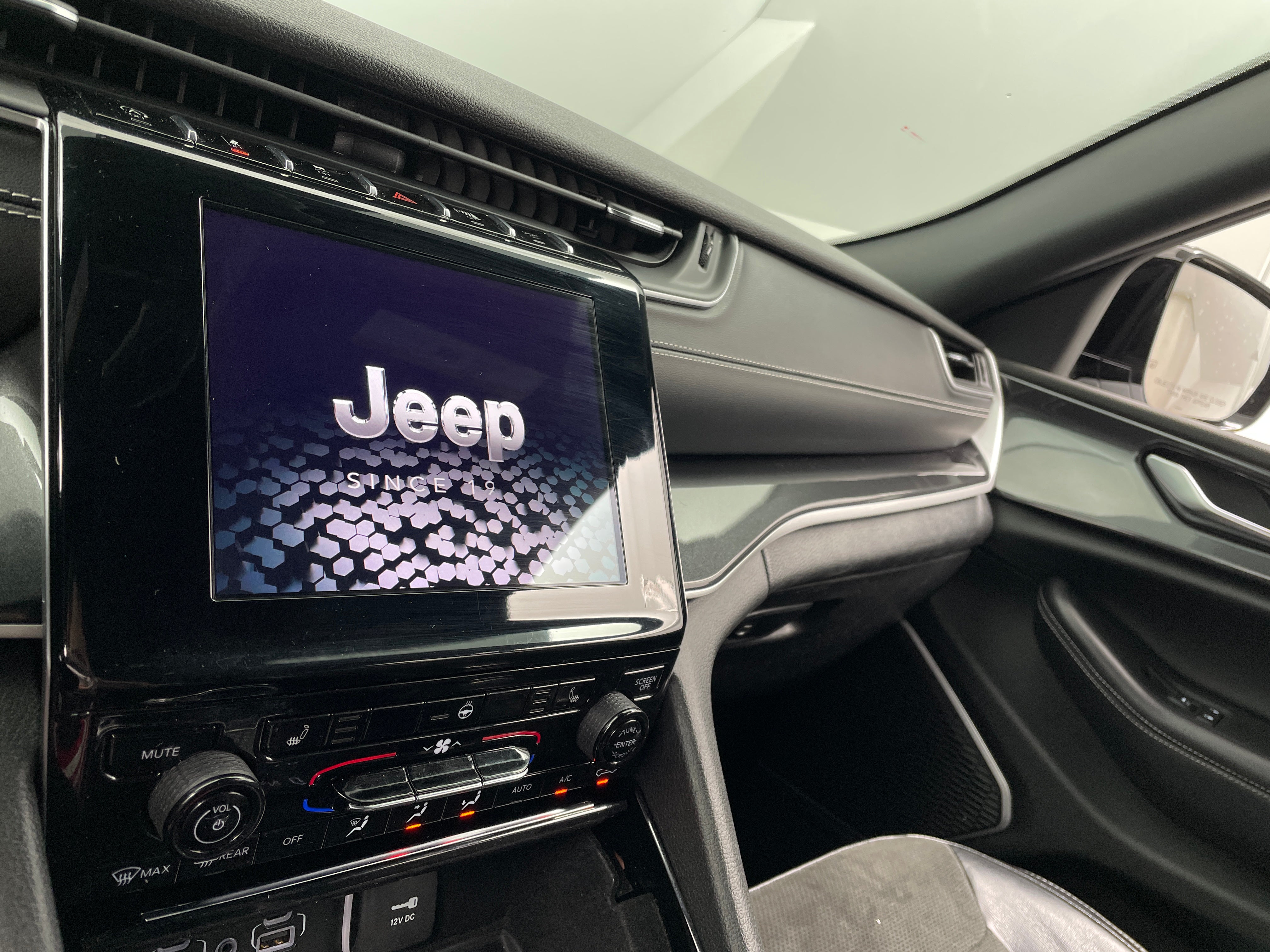 Thumbnail: 2022 Jeep Grand Cherokee - 3