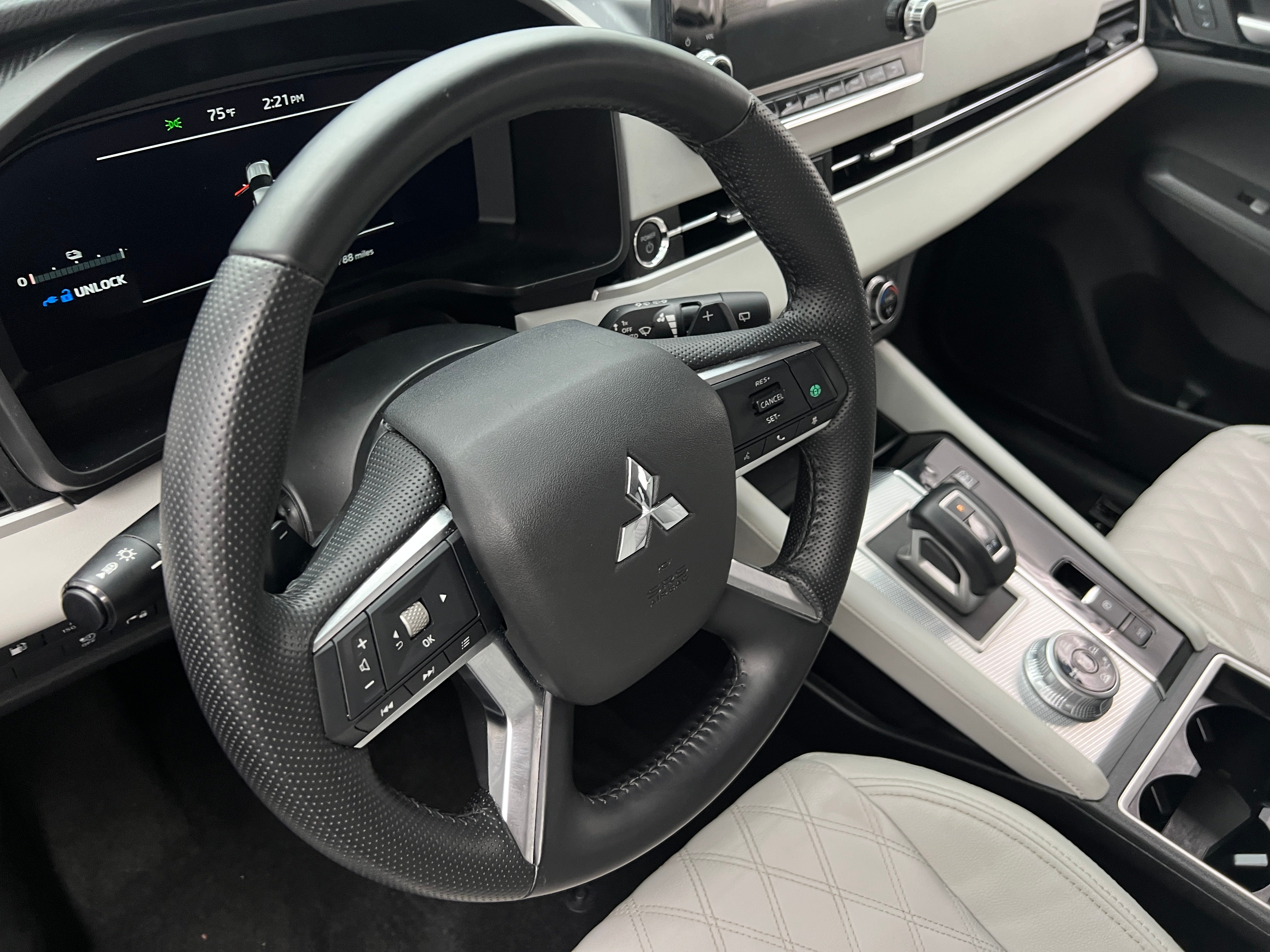 Thumbnail: 2023 Mitsubishi Outlander - 4