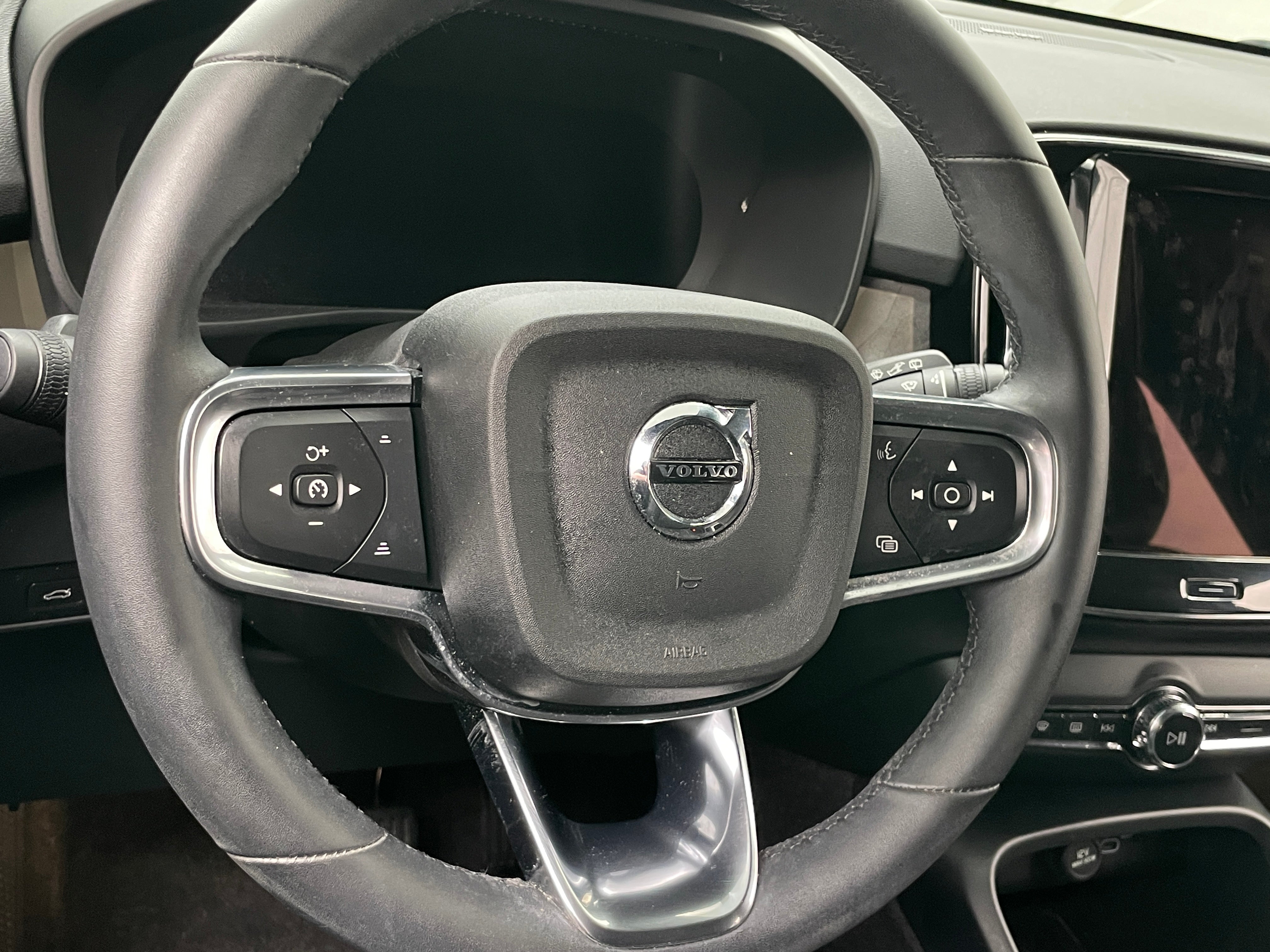 Thumbnail: 2023 Volvo XC40 - 5