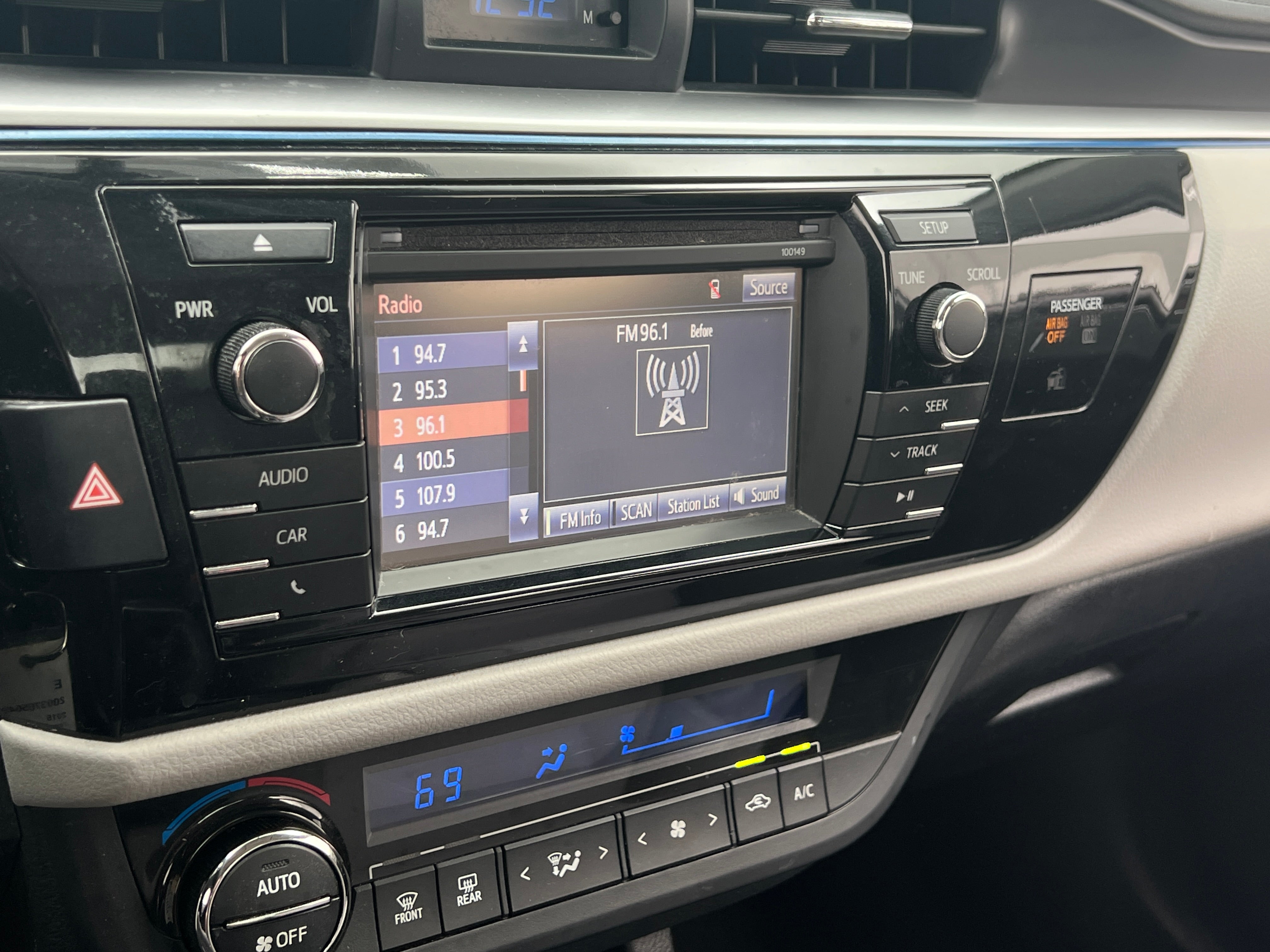 Thumbnail: 2015 Toyota Corolla - 4