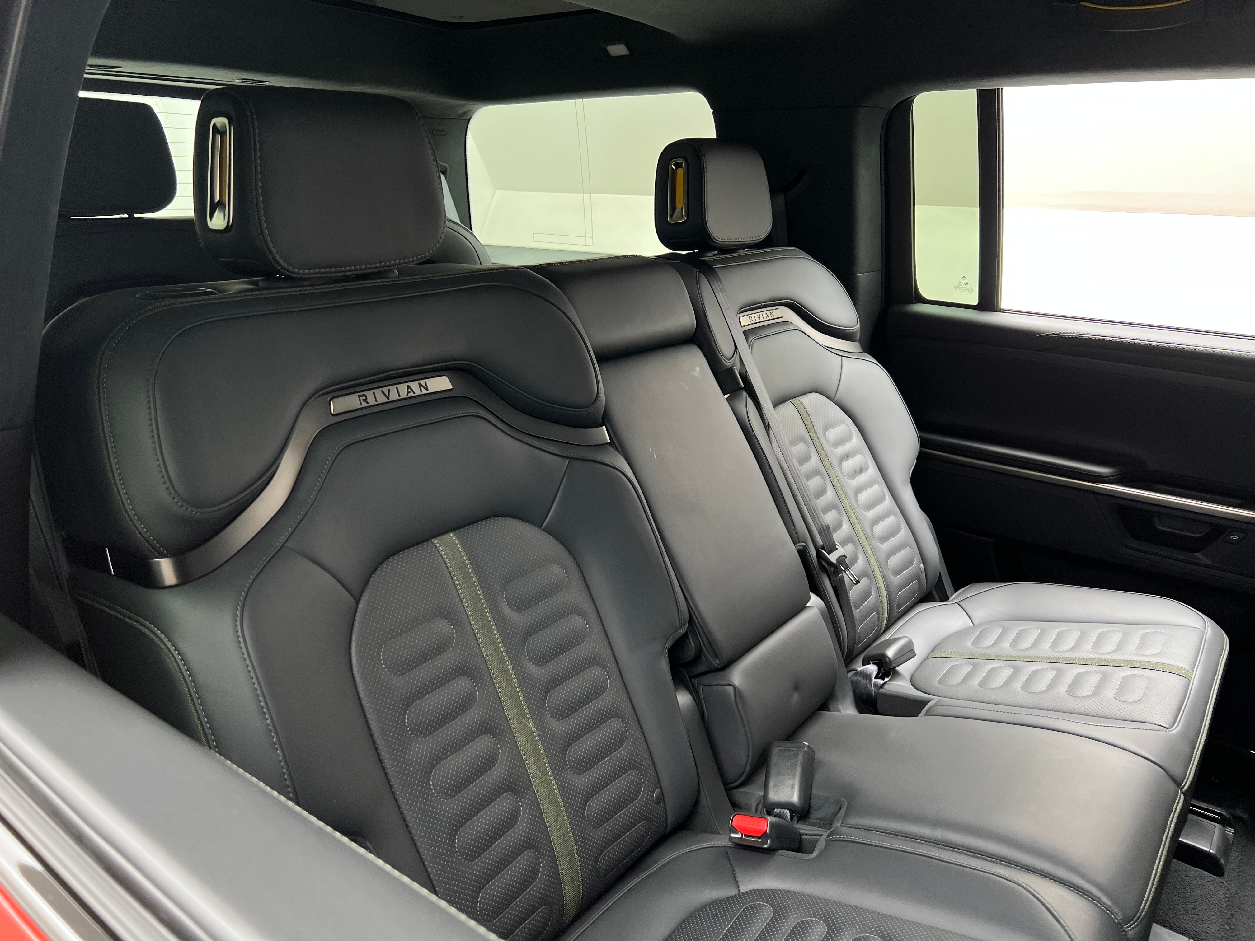 Thumbnail: 2025 Rivian R1S - 5