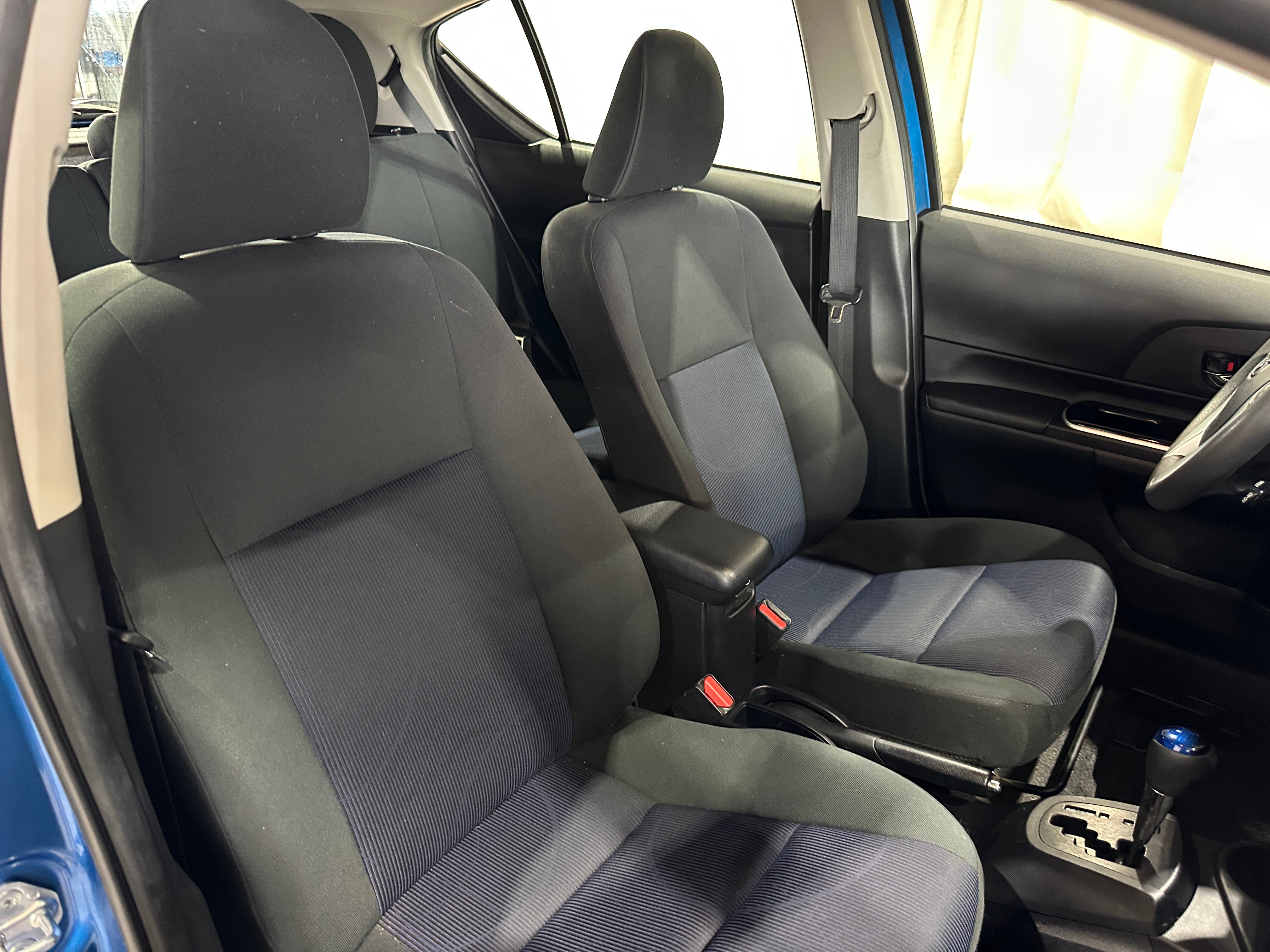 Thumbnail: 2015 Toyota Prius c - 2