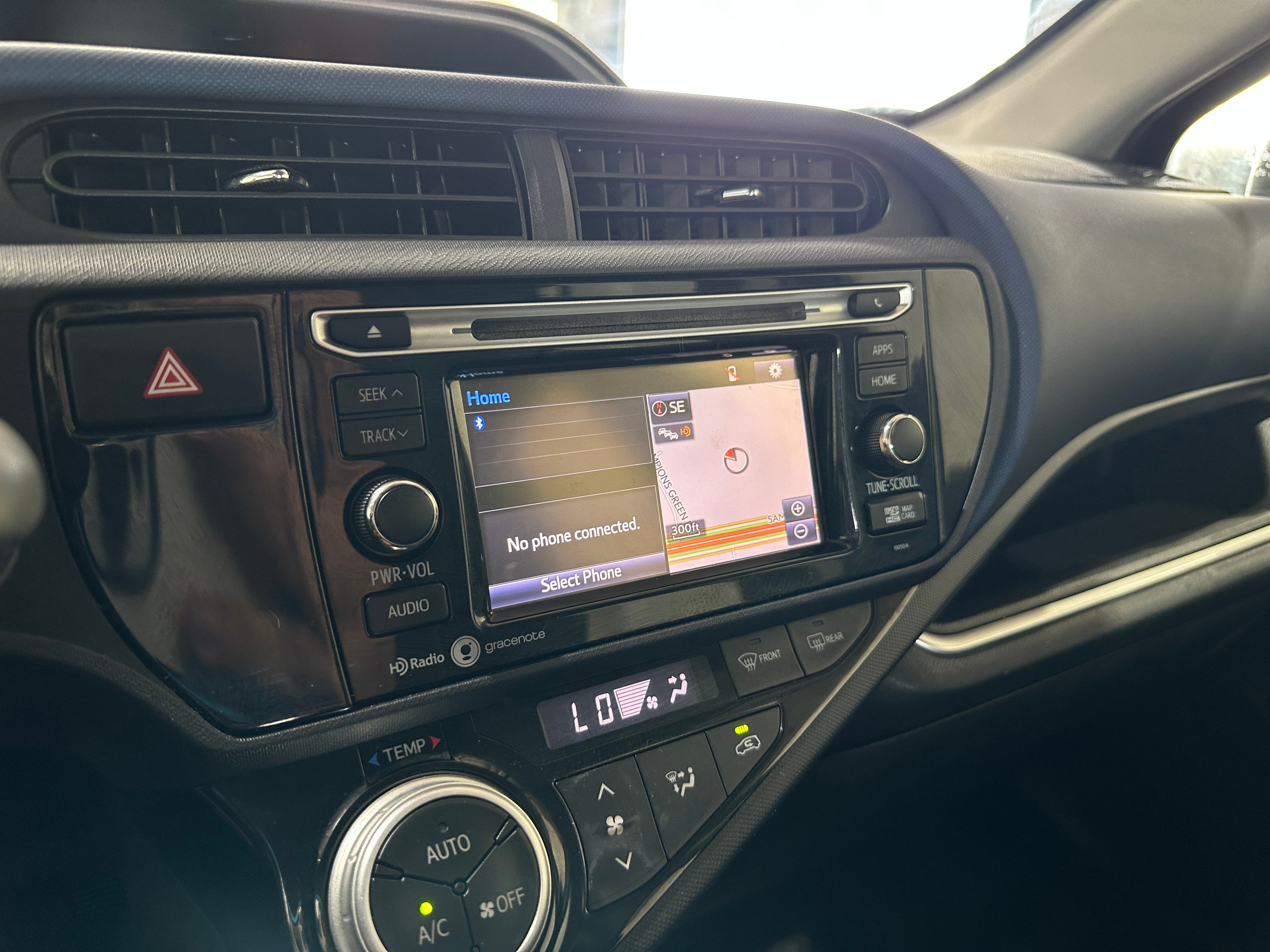 Thumbnail: 2015 Toyota Prius c - 4