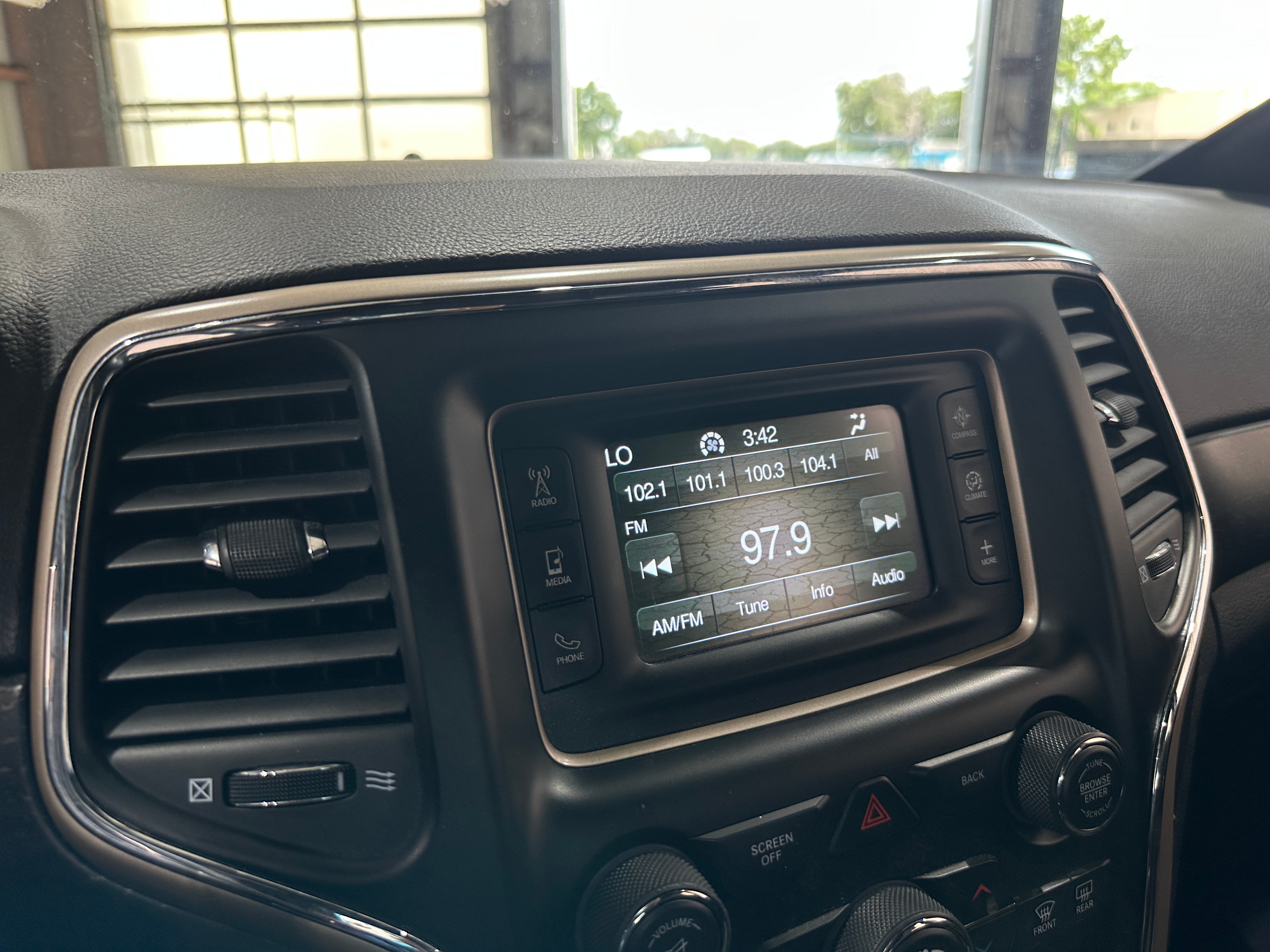Thumbnail: 2017 Jeep Grand Cherokee - 4