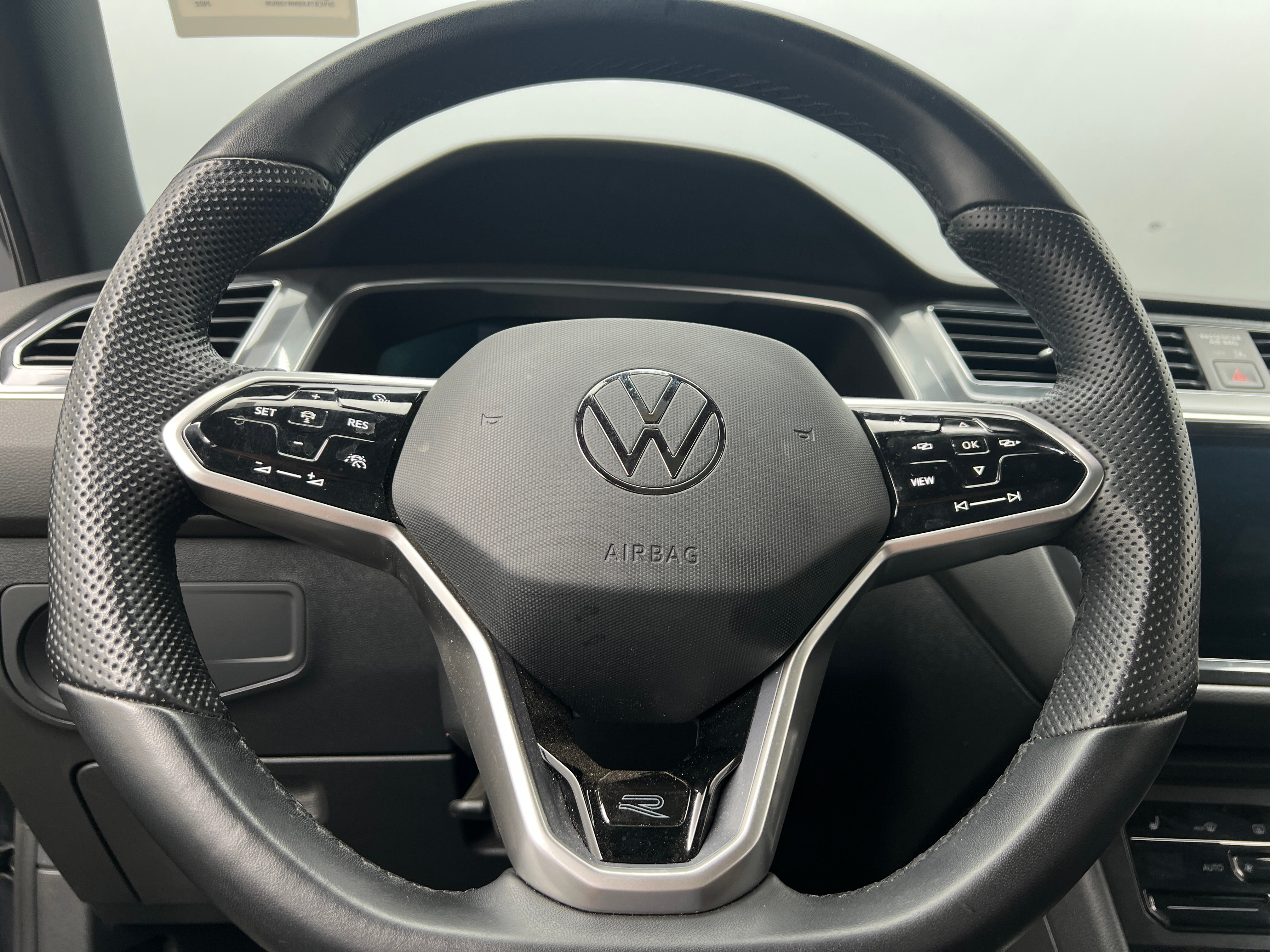 Thumbnail: 2022 Volkswagen Tiguan - 4