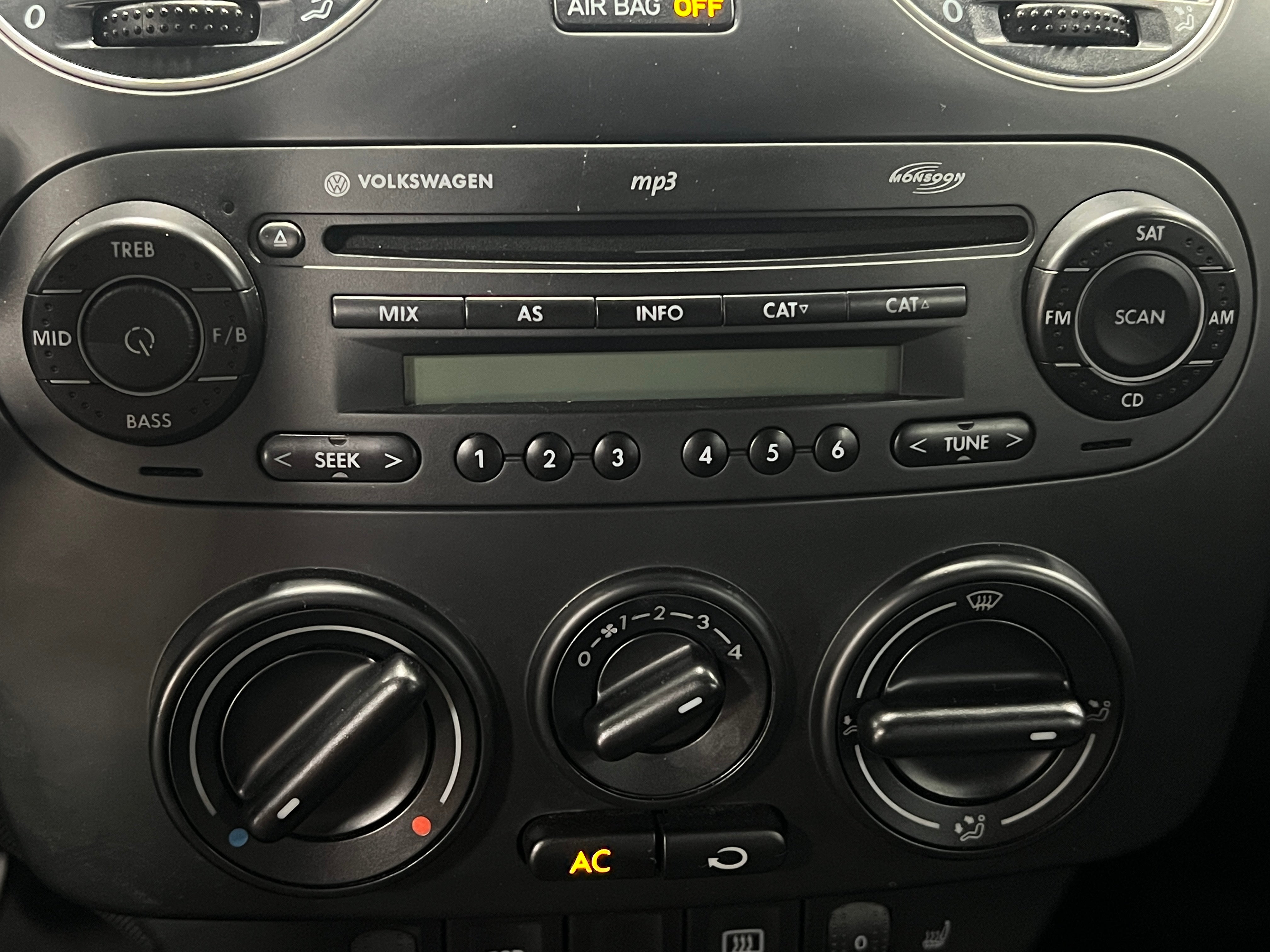 Thumbnail: 2010 Volkswagen New Beetle - 3