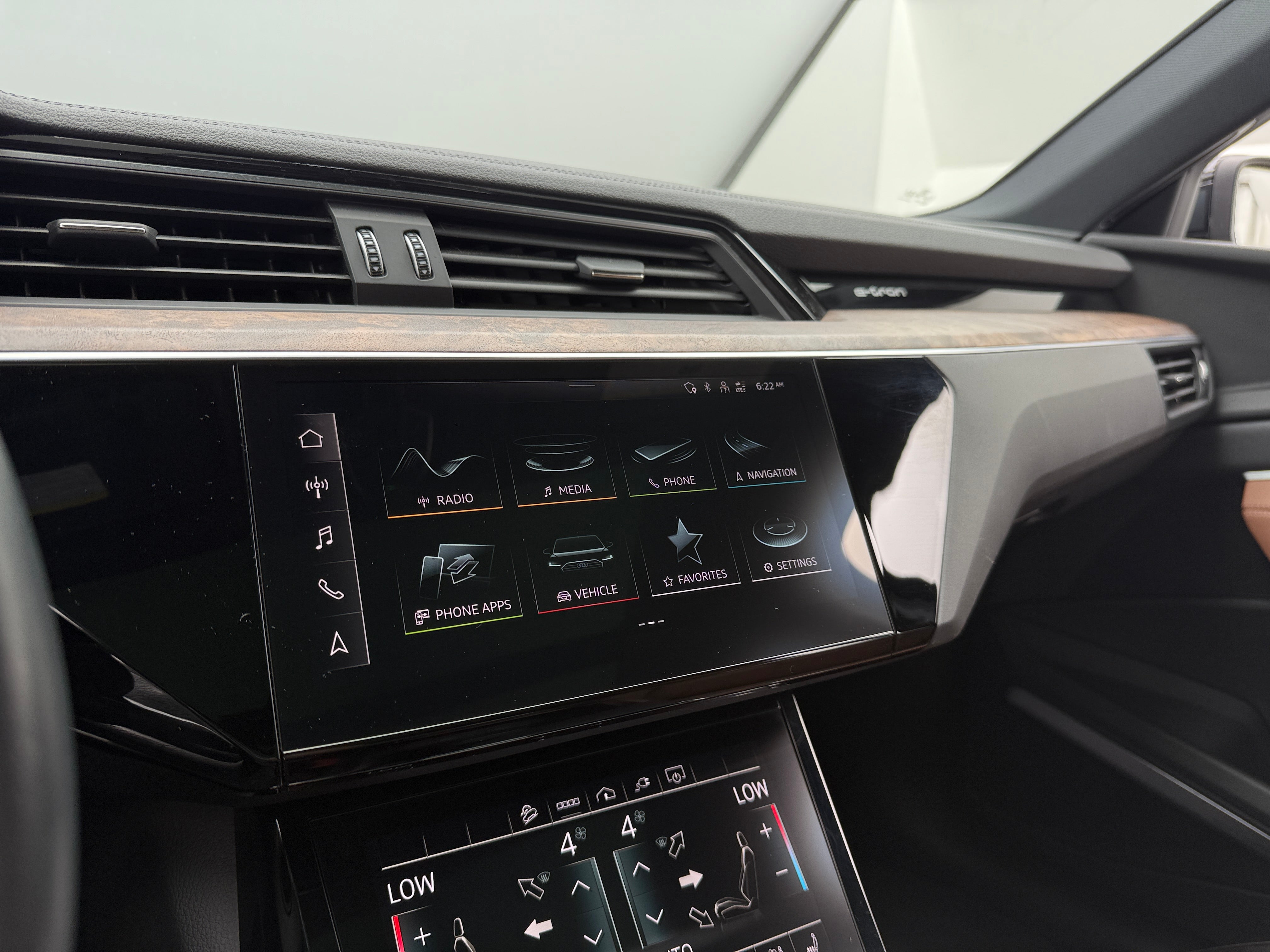 Thumbnail: 2022 Audi e-tron - 3