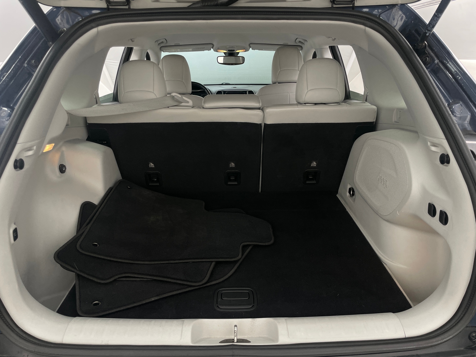 Thumbnail: 2019 Jeep Cherokee - 7