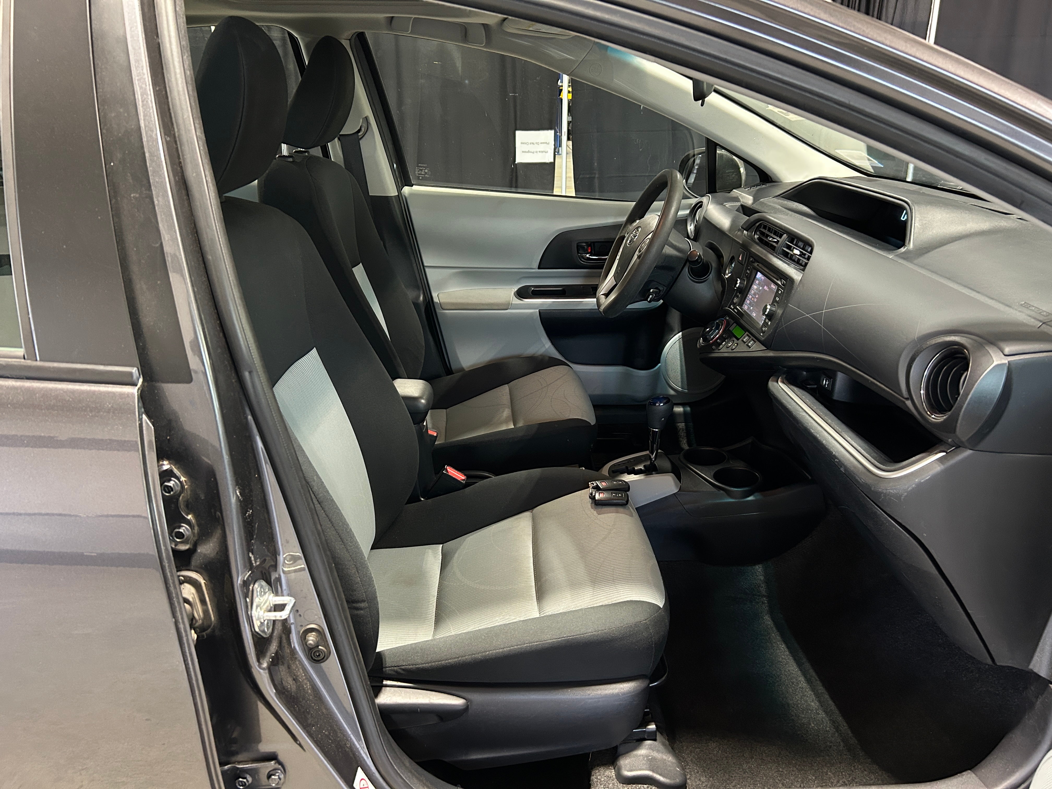 Thumbnail: 2014 Toyota Prius c - 2
