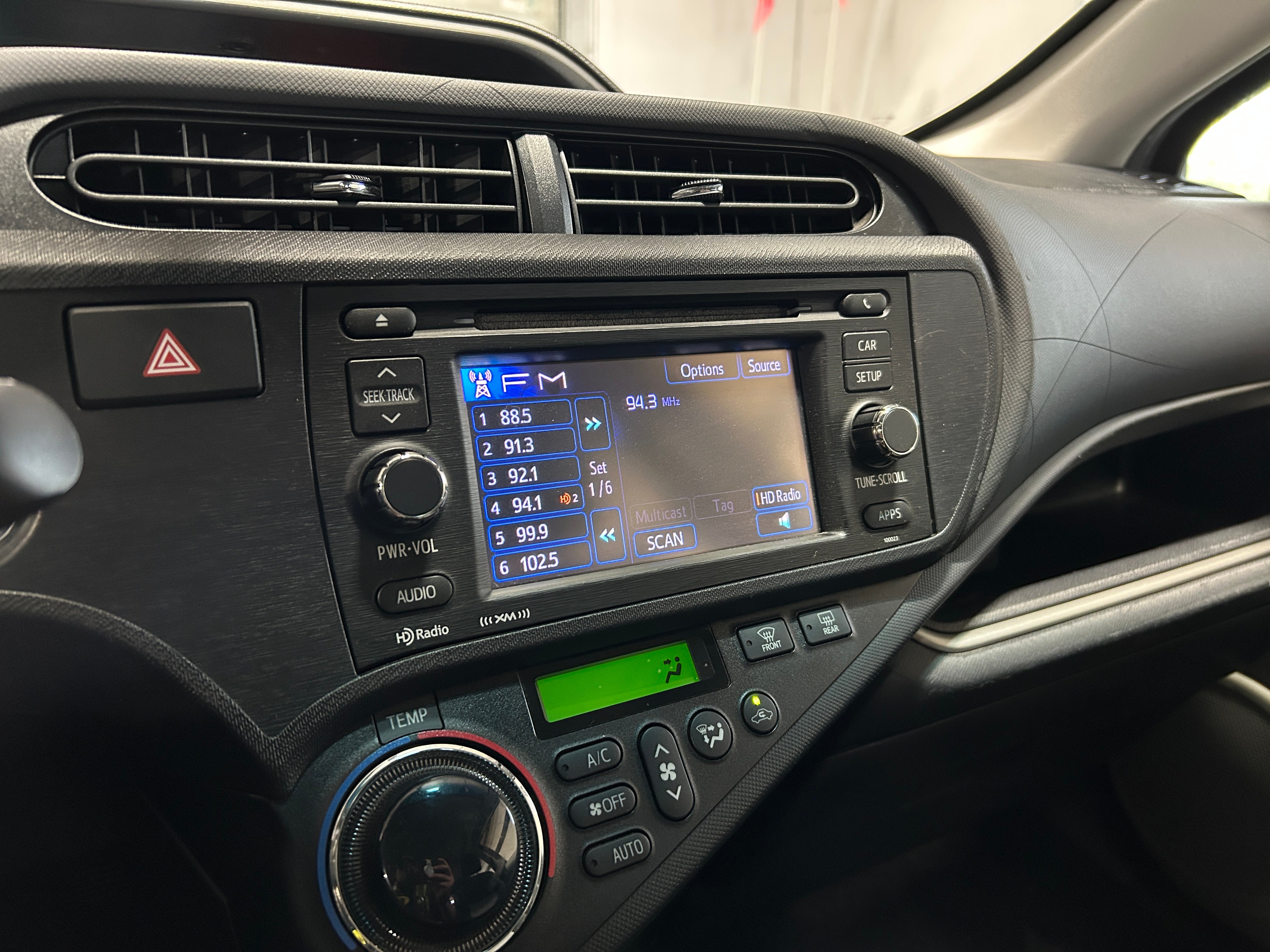 Thumbnail: 2014 Toyota Prius c - 4