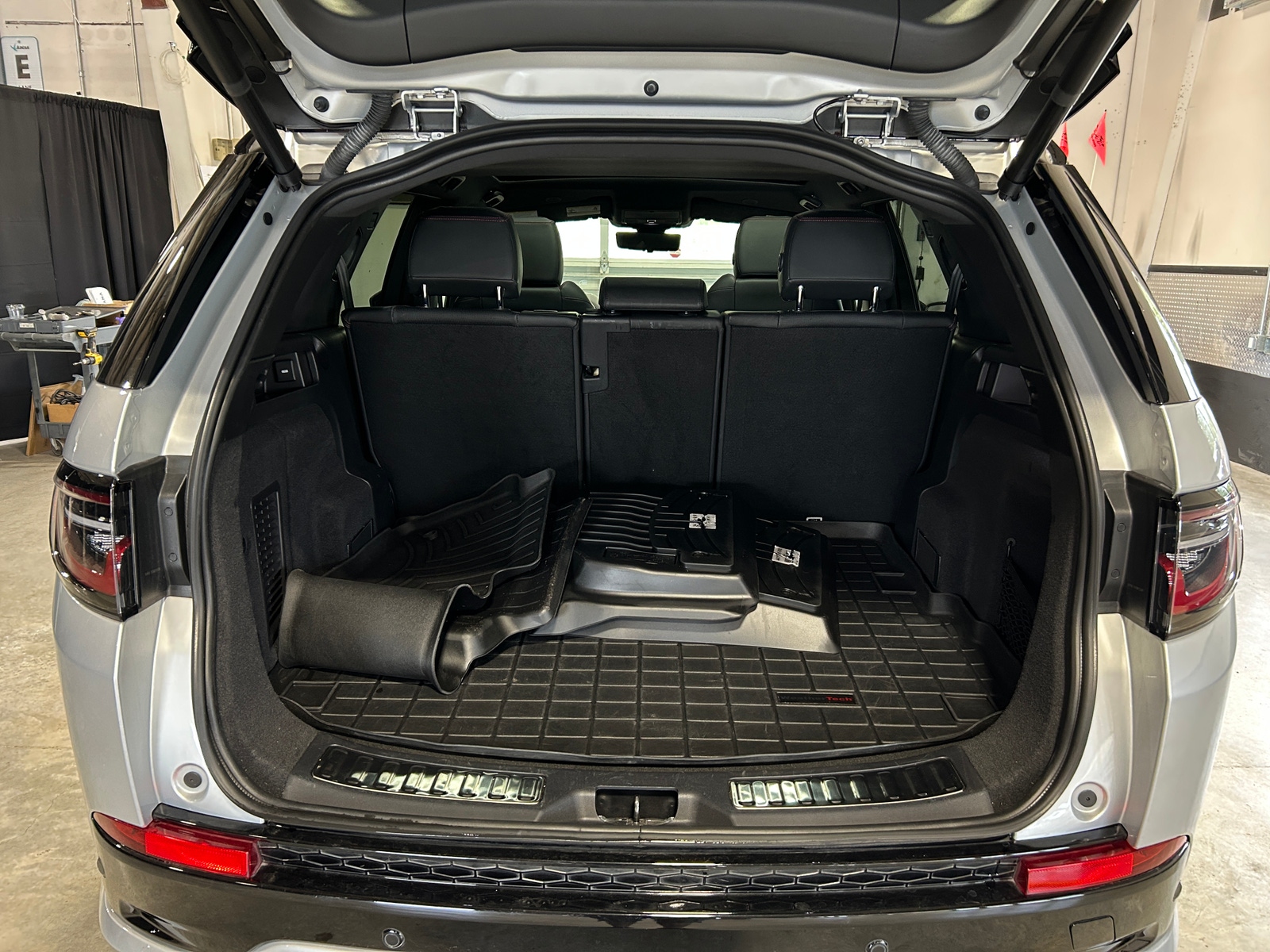 Thumbnail: 2022 Land Rover Discovery Sport - 6