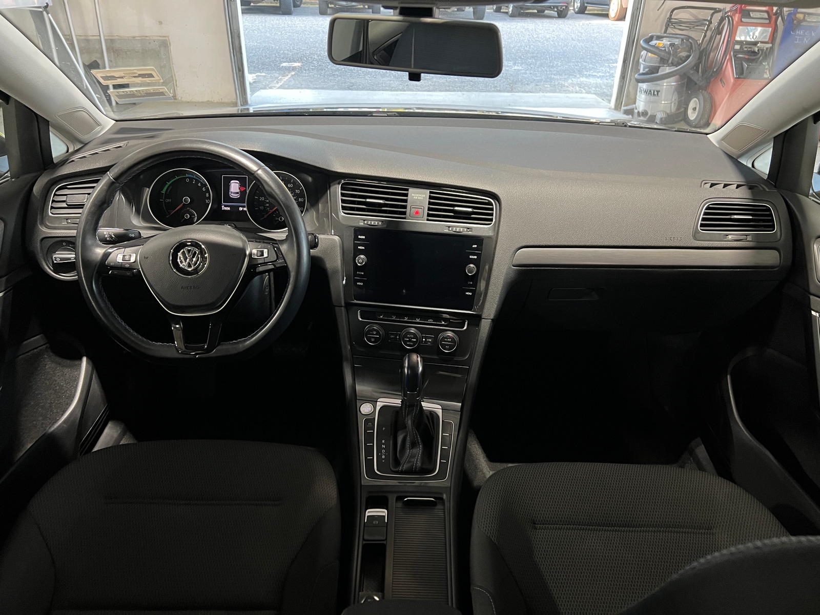 Thumbnail: 2019 Volkswagen e-Golf - 3