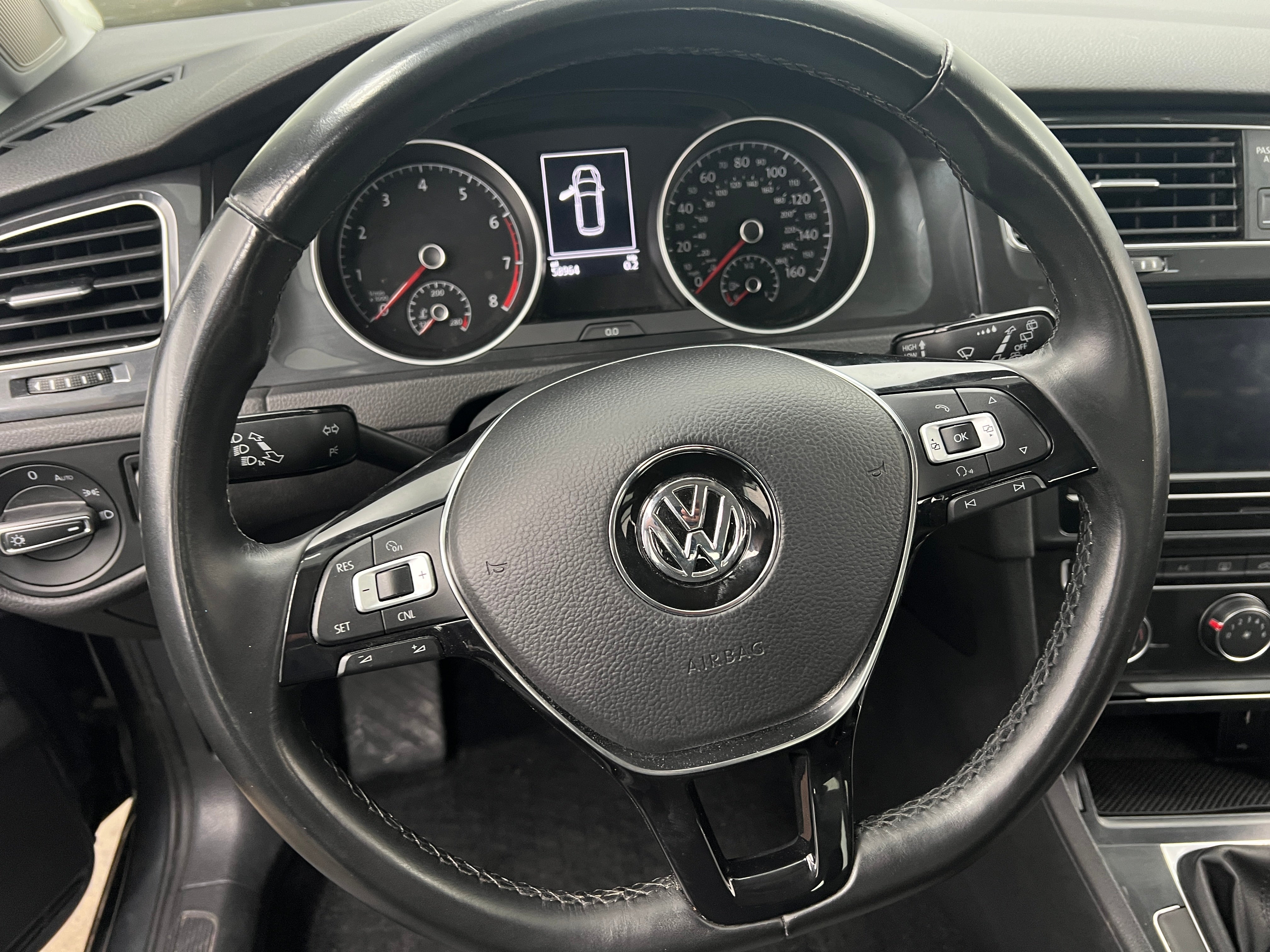 Thumbnail: 2018 Volkswagen e-Golf - 5