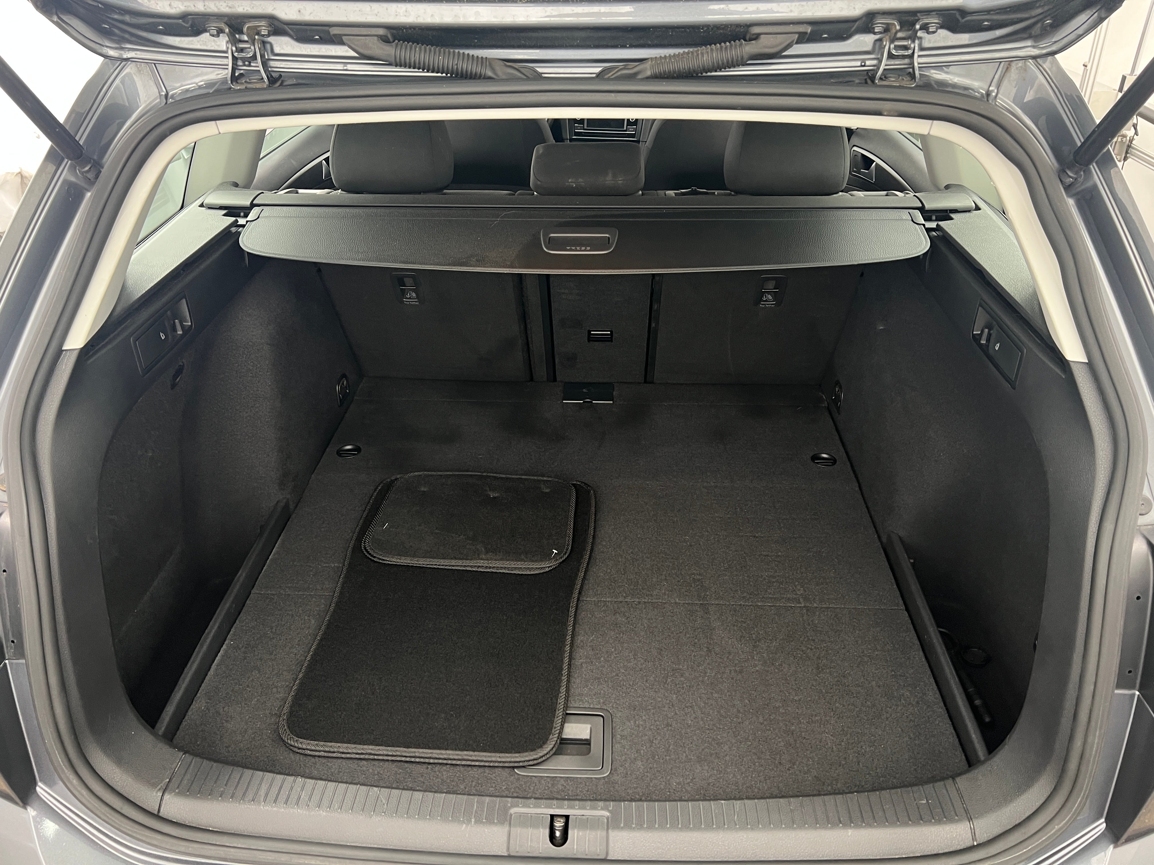 Thumbnail: 2018 Volkswagen e-Golf - 7