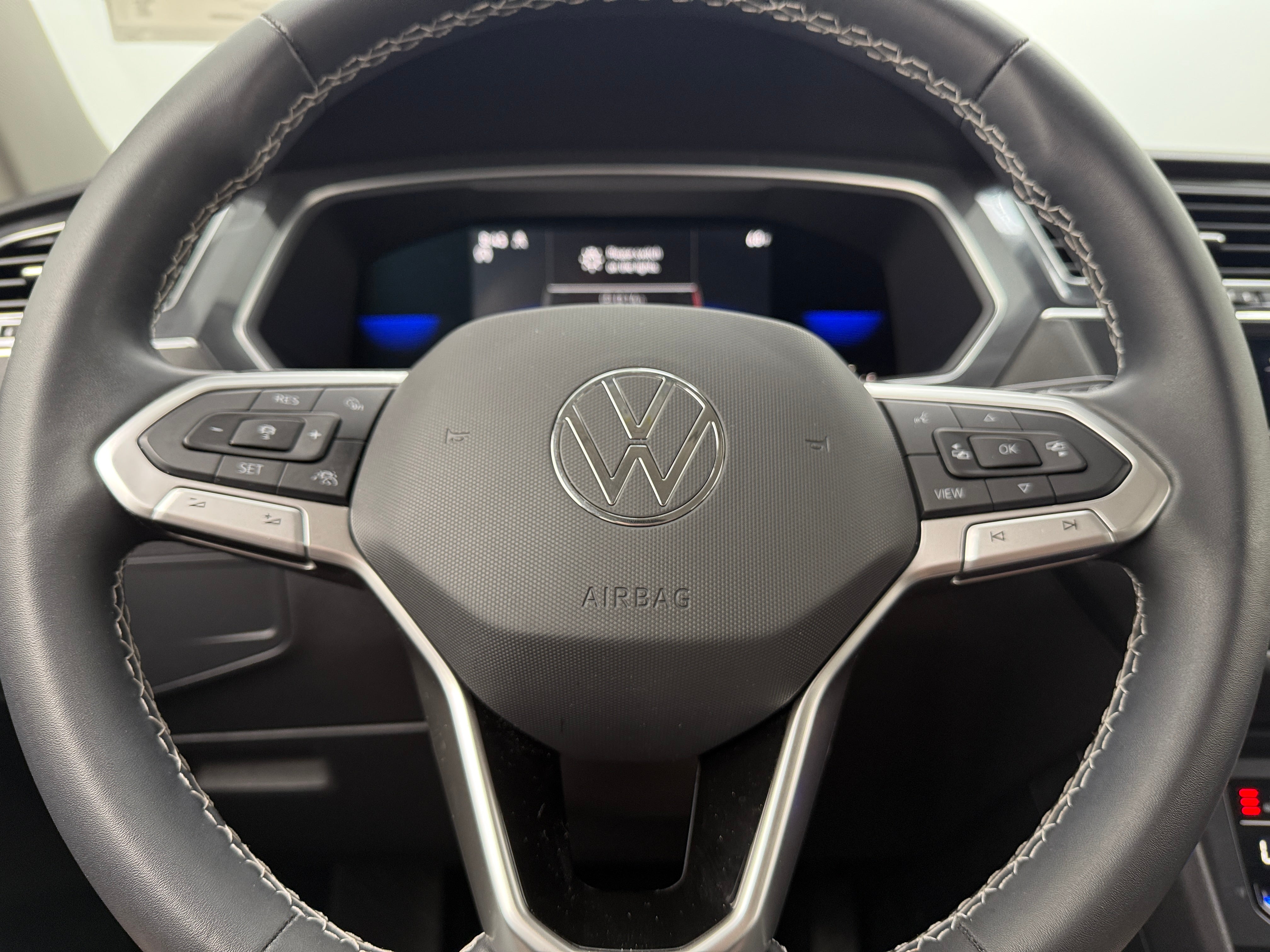 Thumbnail: 2022 Volkswagen Tiguan - 4