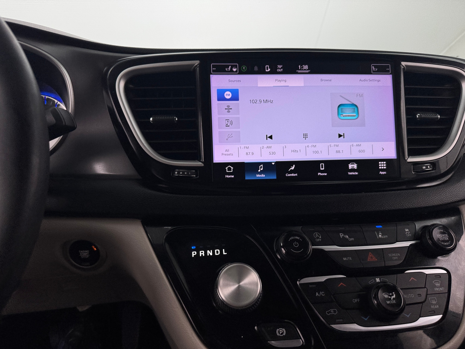 Thumbnail: 2022 Chrysler Pacifica - 3