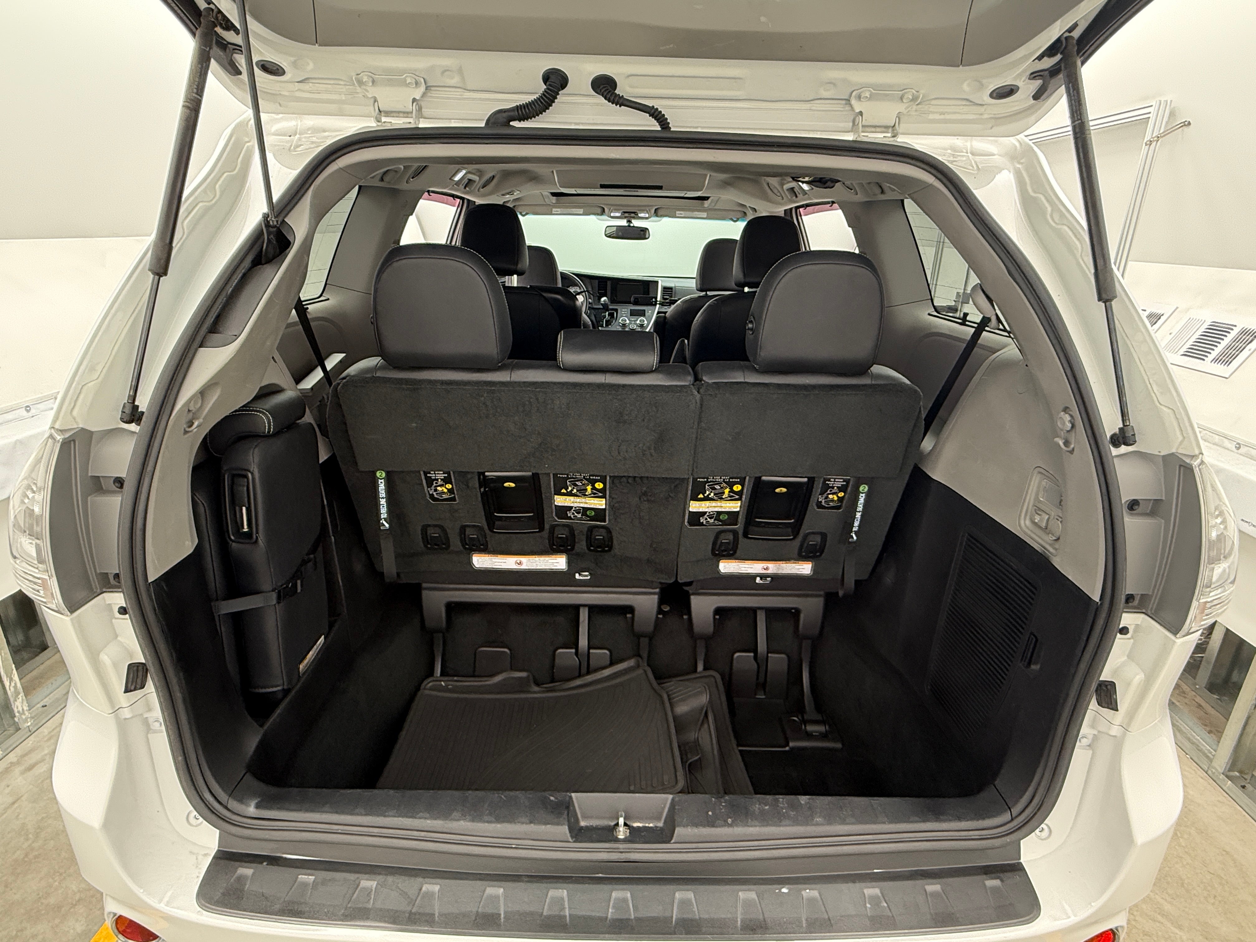 Thumbnail: 2017 Toyota Sienna - 6