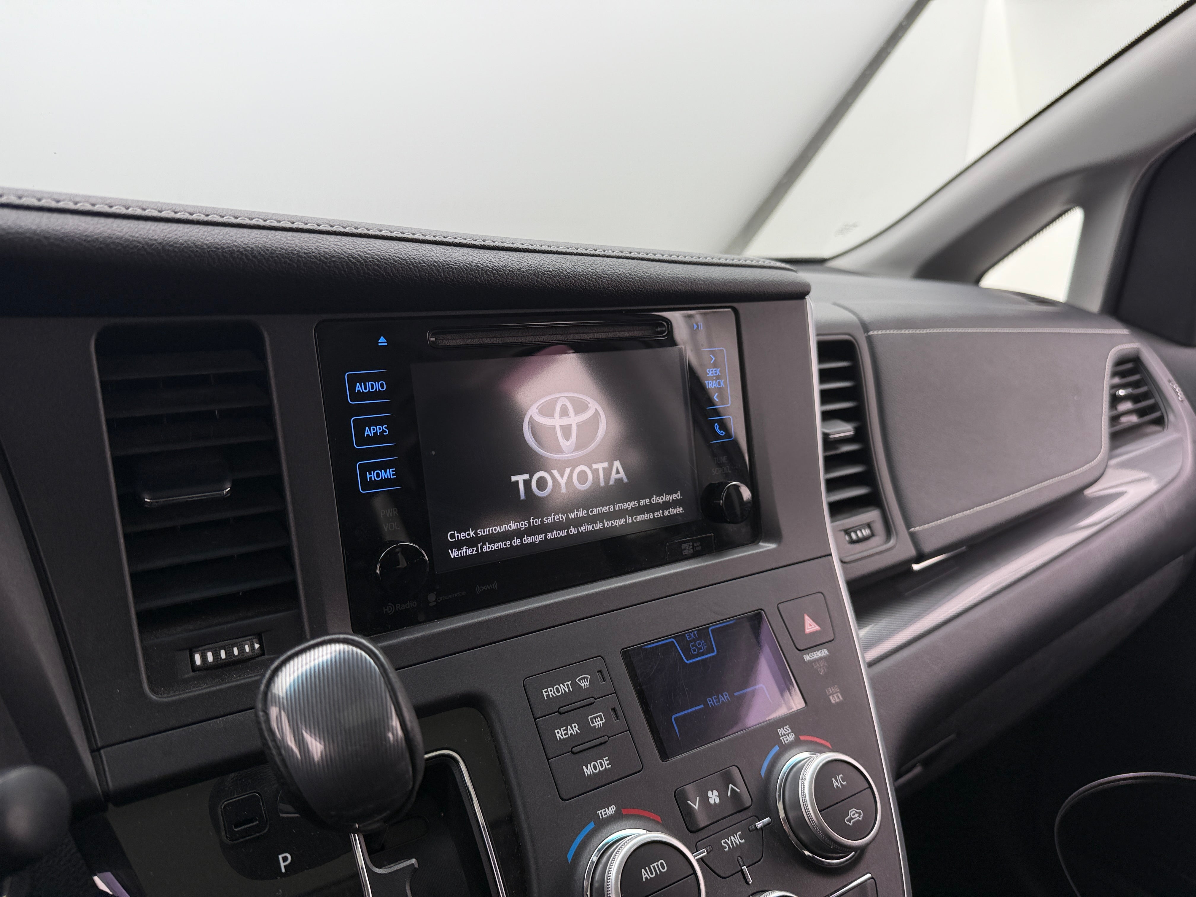 Thumbnail: 2017 Toyota Sienna - 3