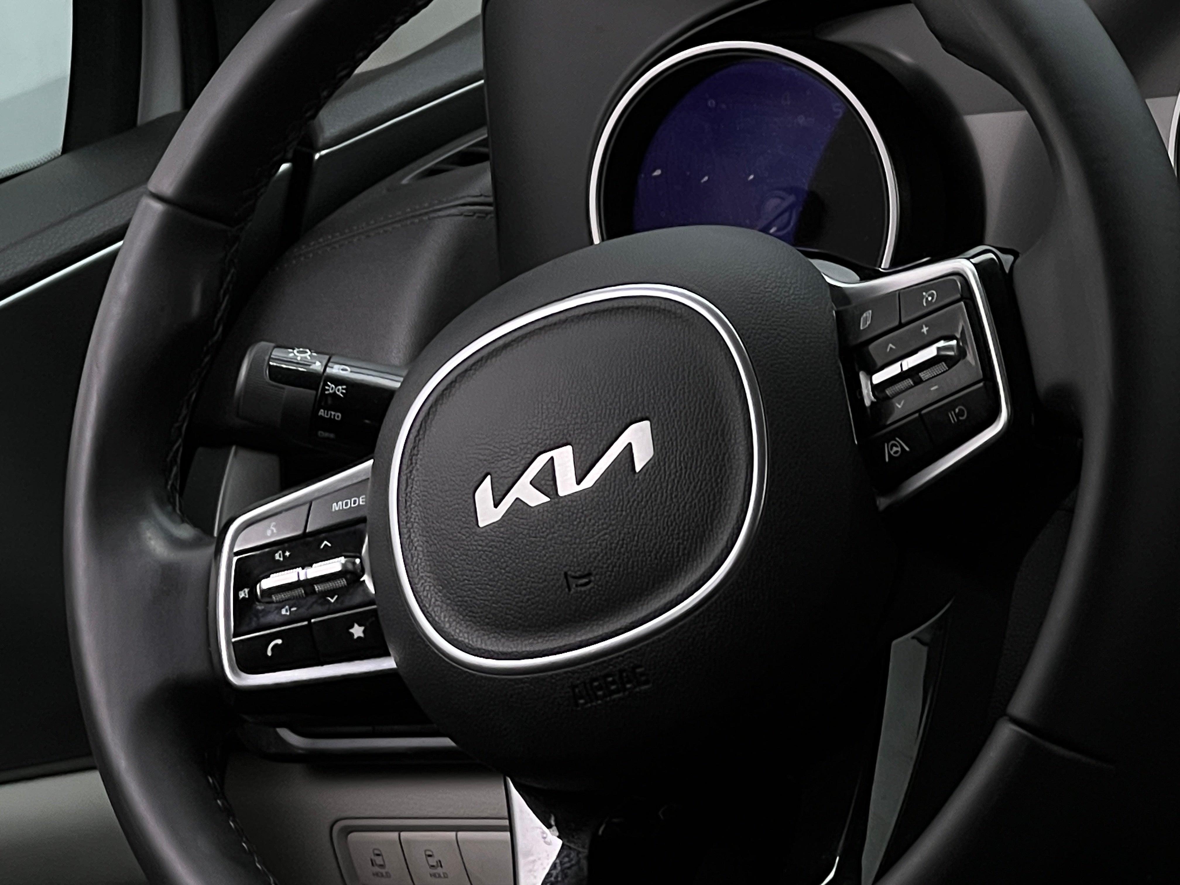 Thumbnail: 2023 Kia Carnival - 4