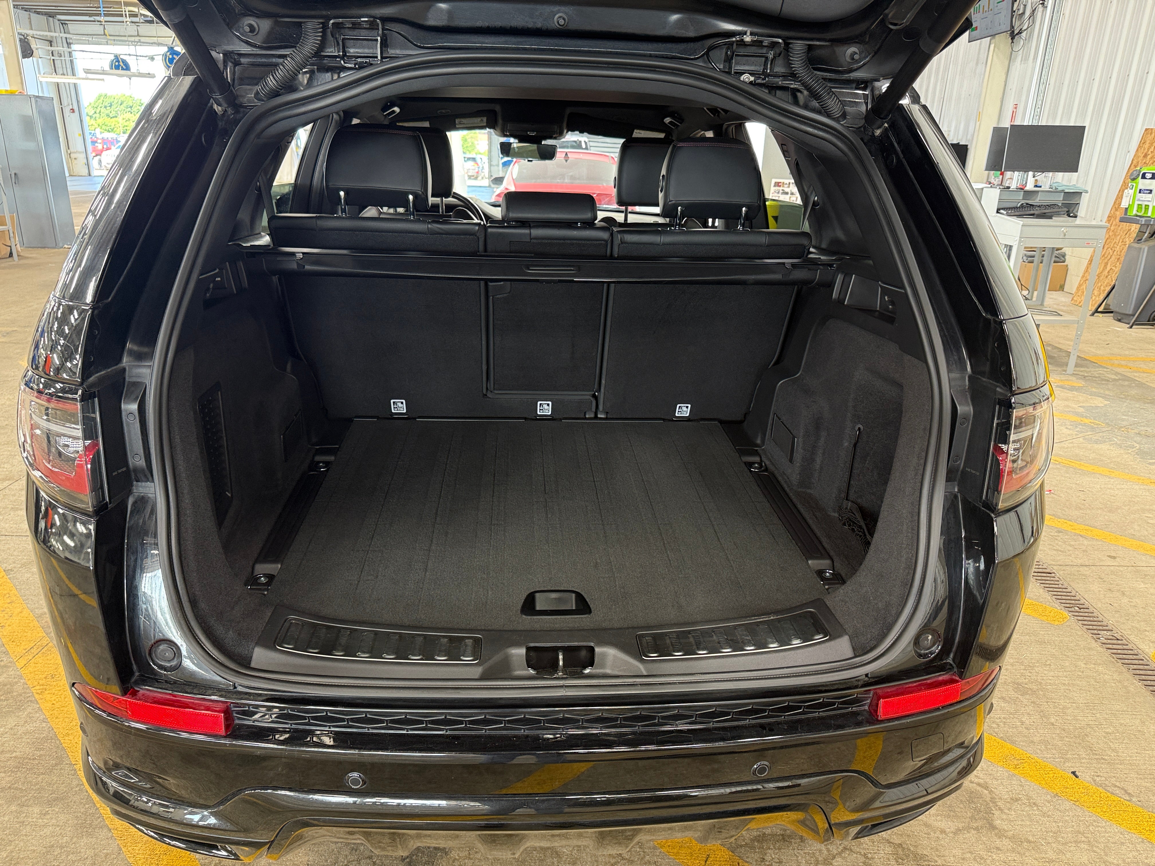 Thumbnail: 2021 Land Rover Discovery Sport - 6