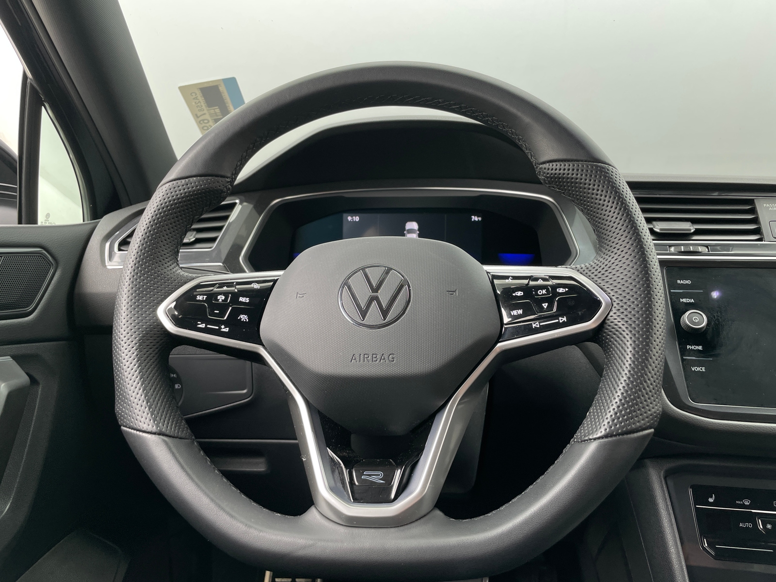 Thumbnail: 2023 Volkswagen Tiguan - 4