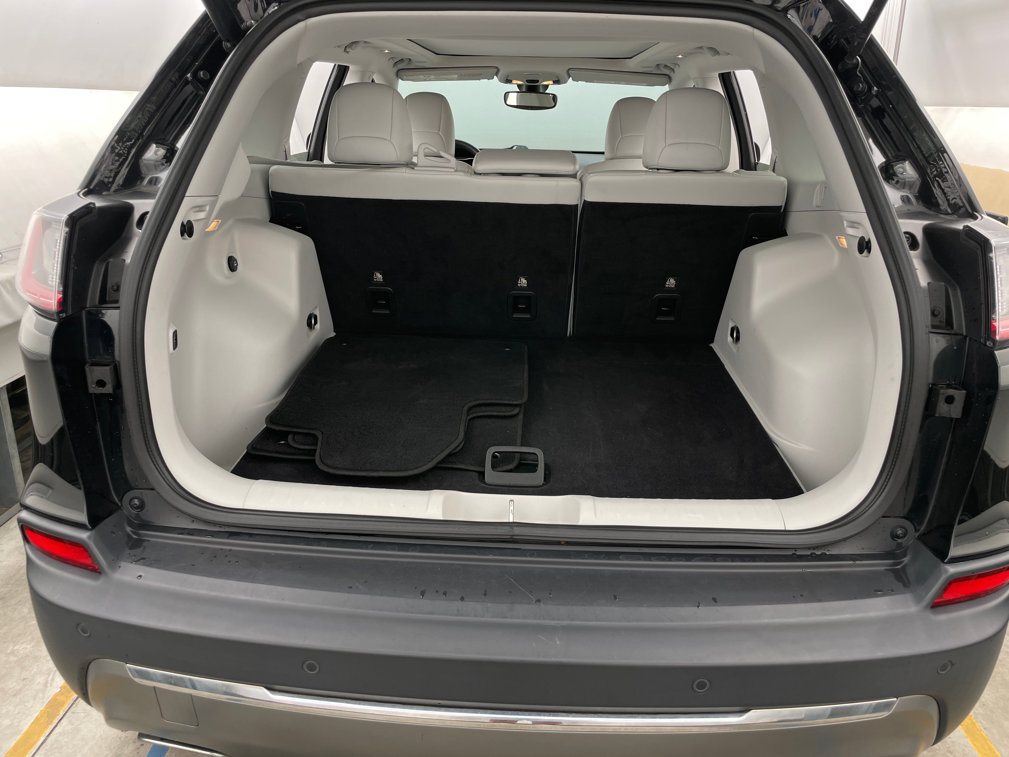 Thumbnail: 2019 Jeep Cherokee - 6