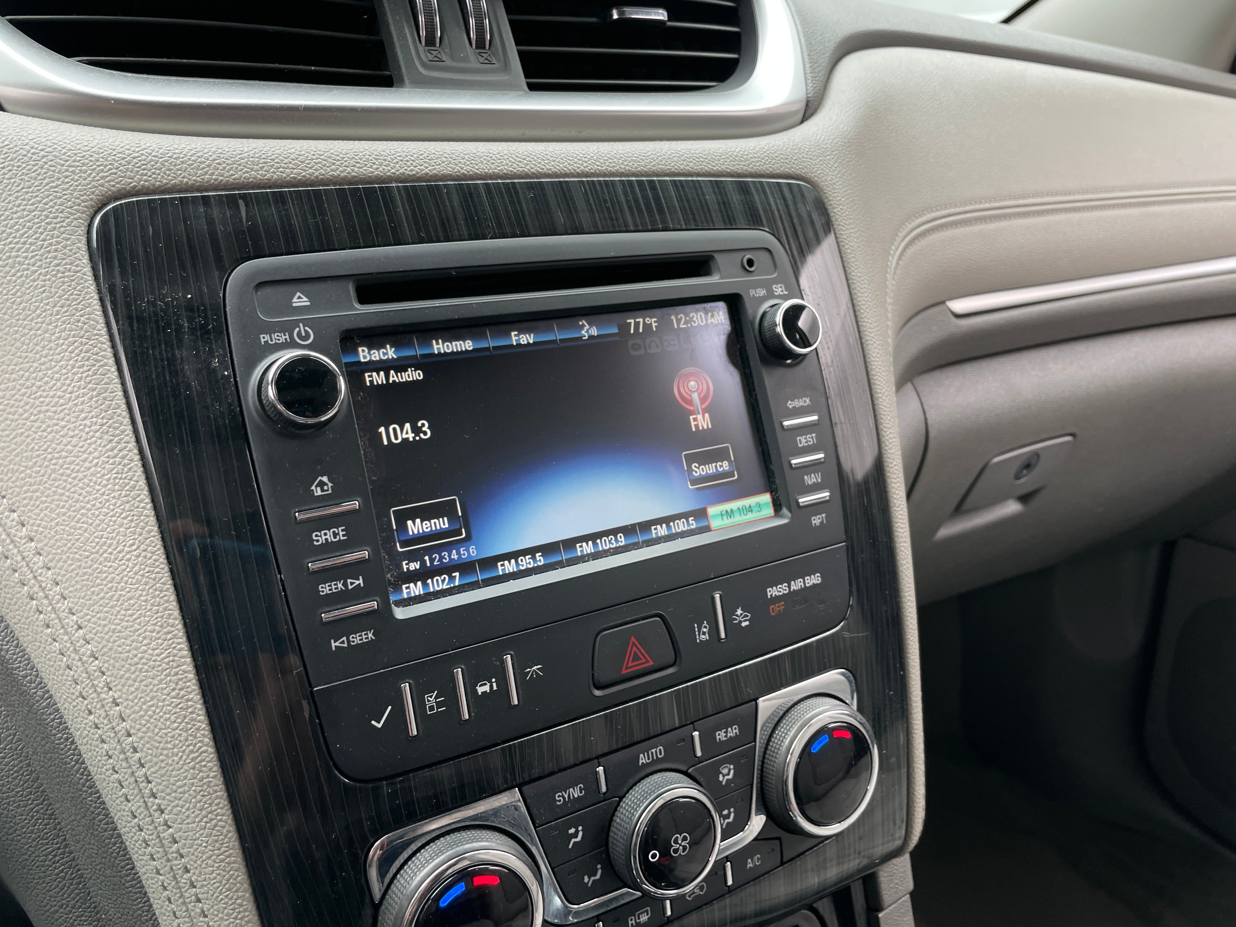 Thumbnail: 2015 Chevrolet Traverse - 3