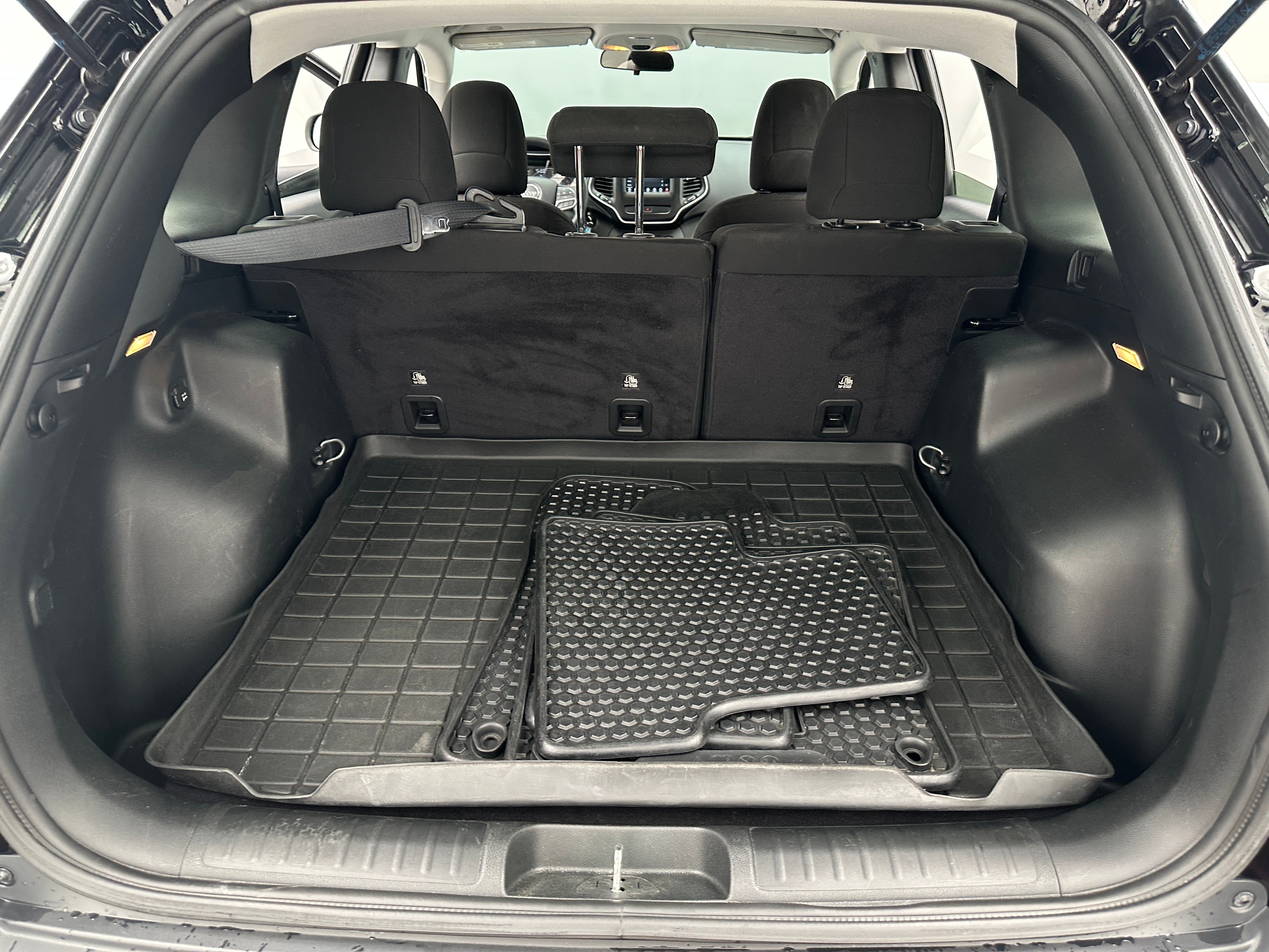 Thumbnail: 2019 Jeep Cherokee - 7