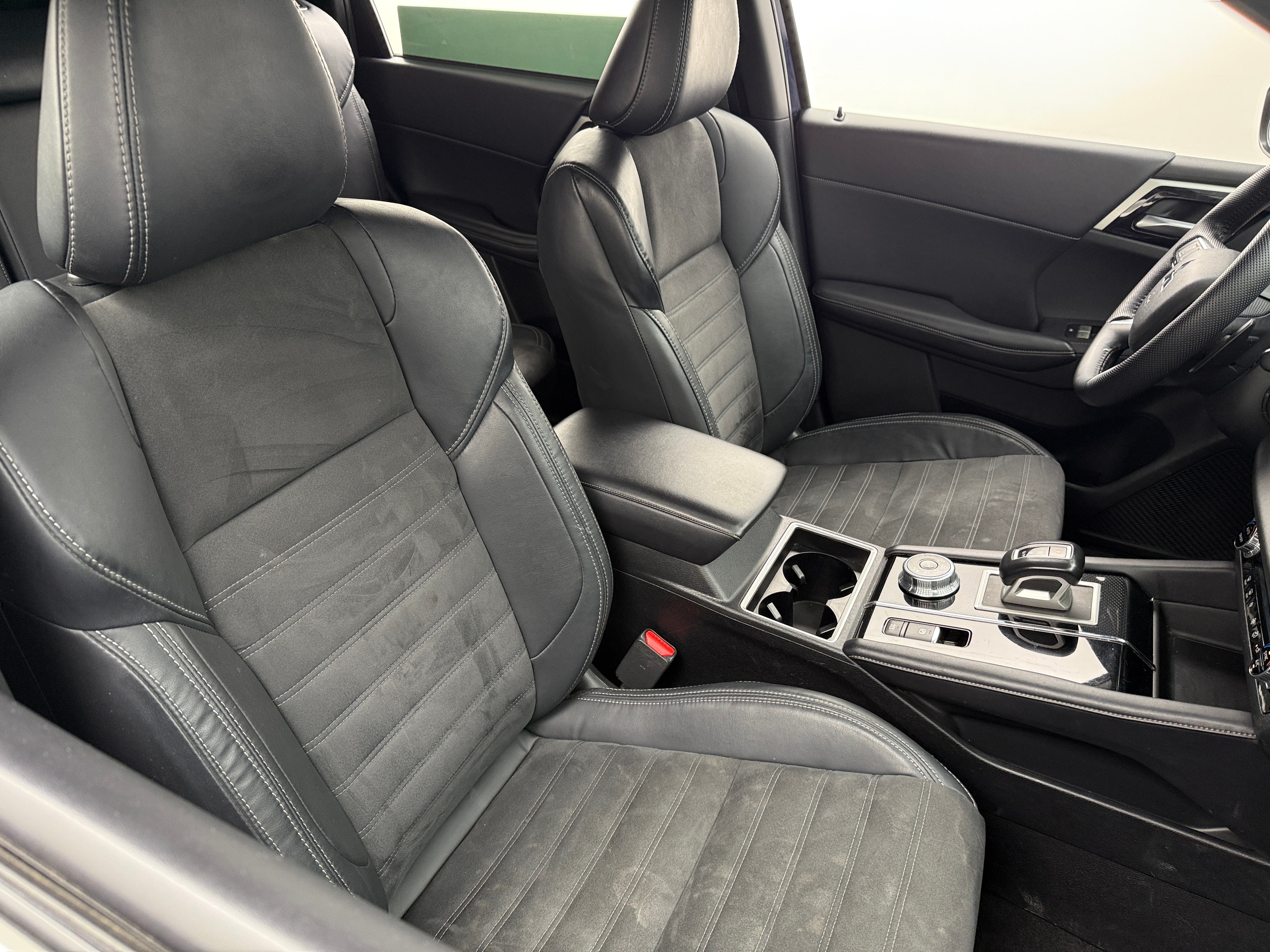 Thumbnail: 2023 Mitsubishi Outlander - 2