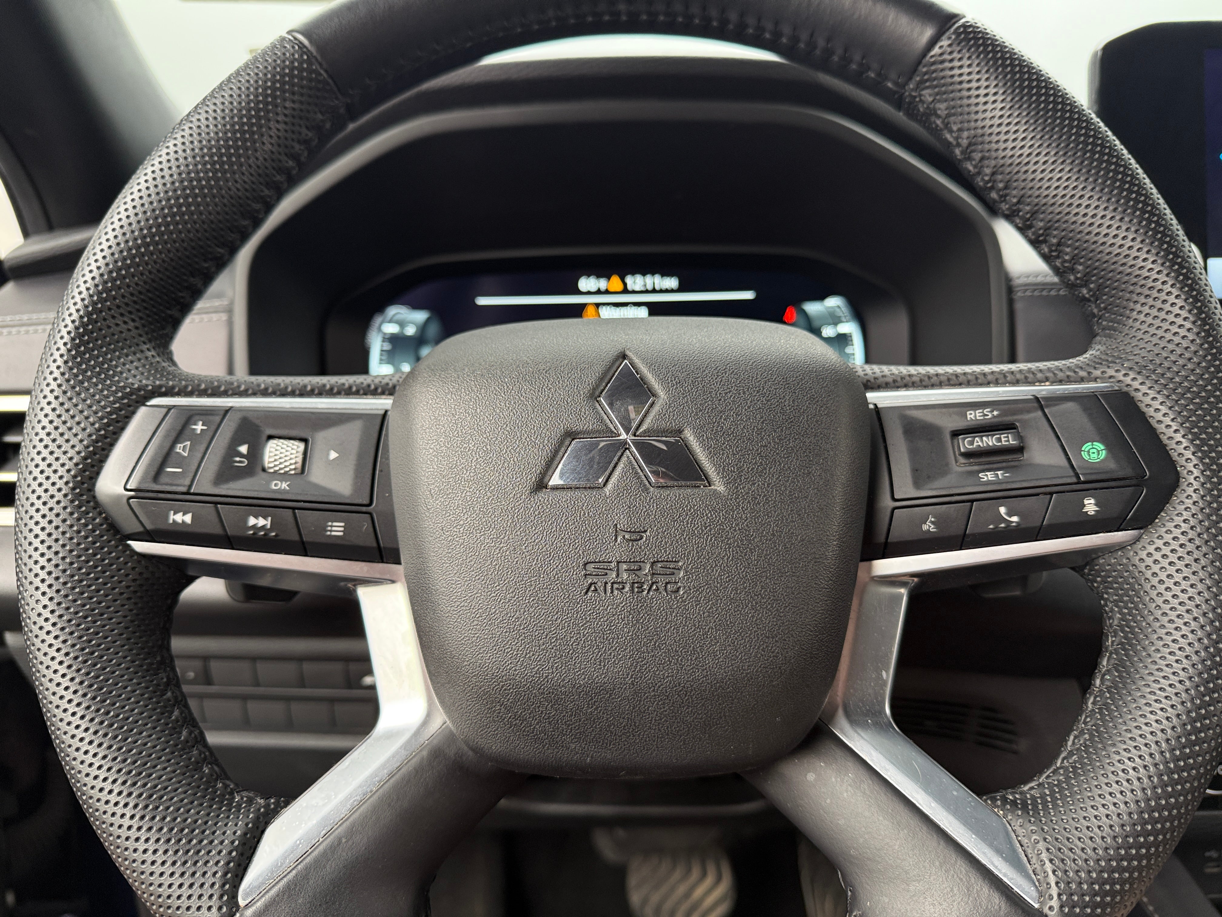 Thumbnail: 2023 Mitsubishi Outlander - 5