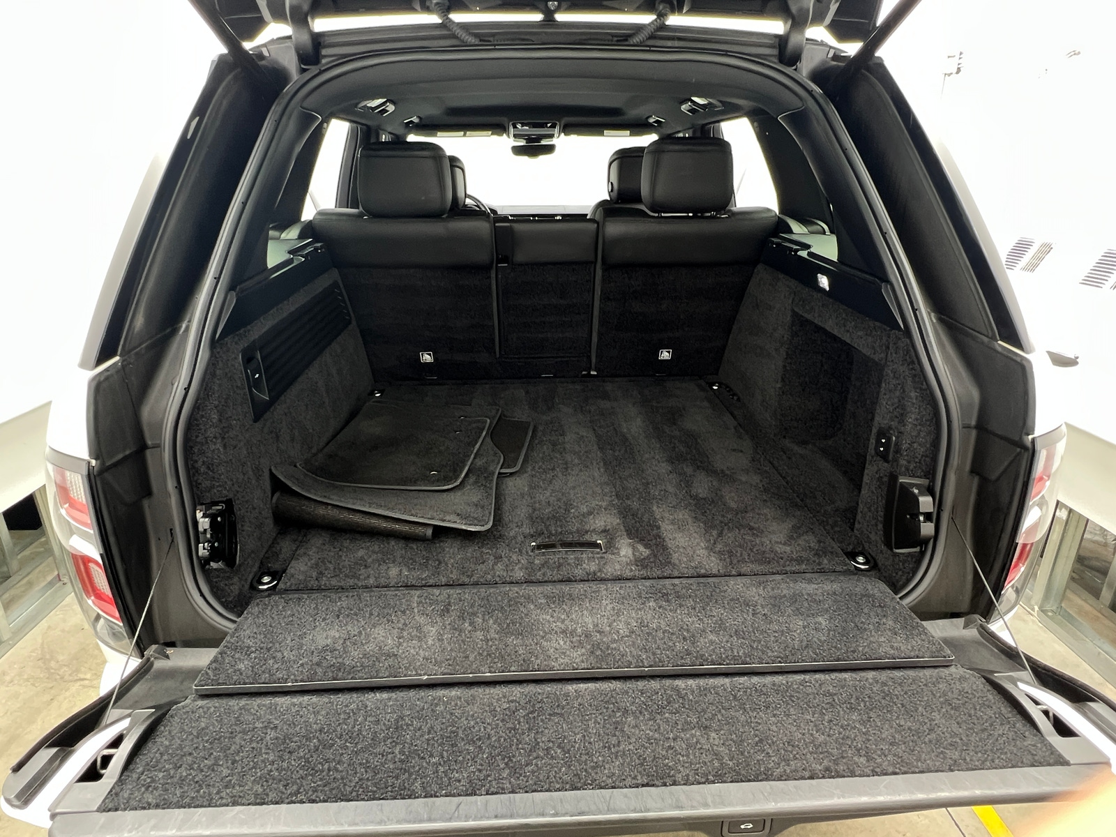 Thumbnail: 2018 Land Rover Range Rover - 6