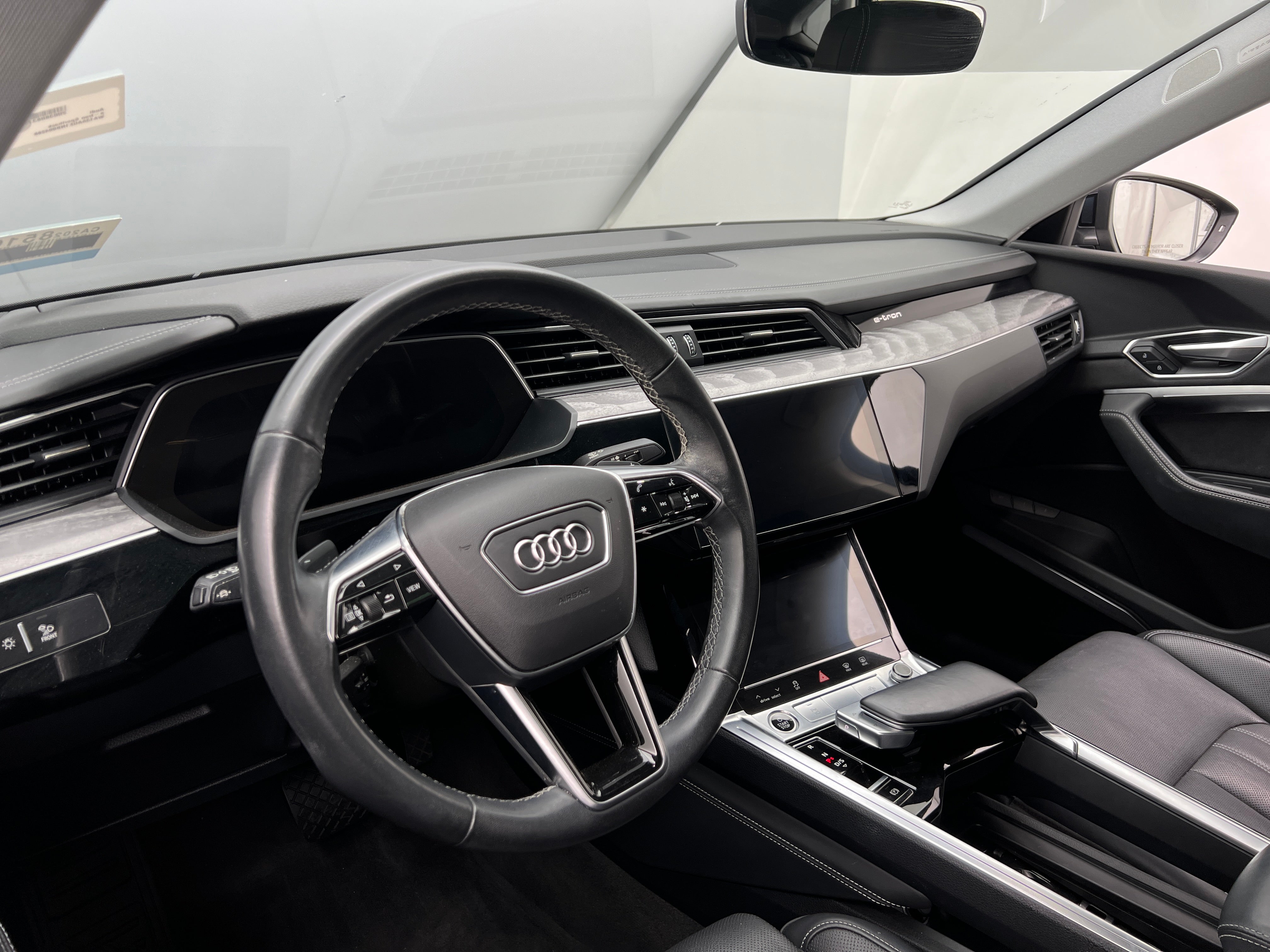 Thumbnail: 2022 Audi e-tron S - 2