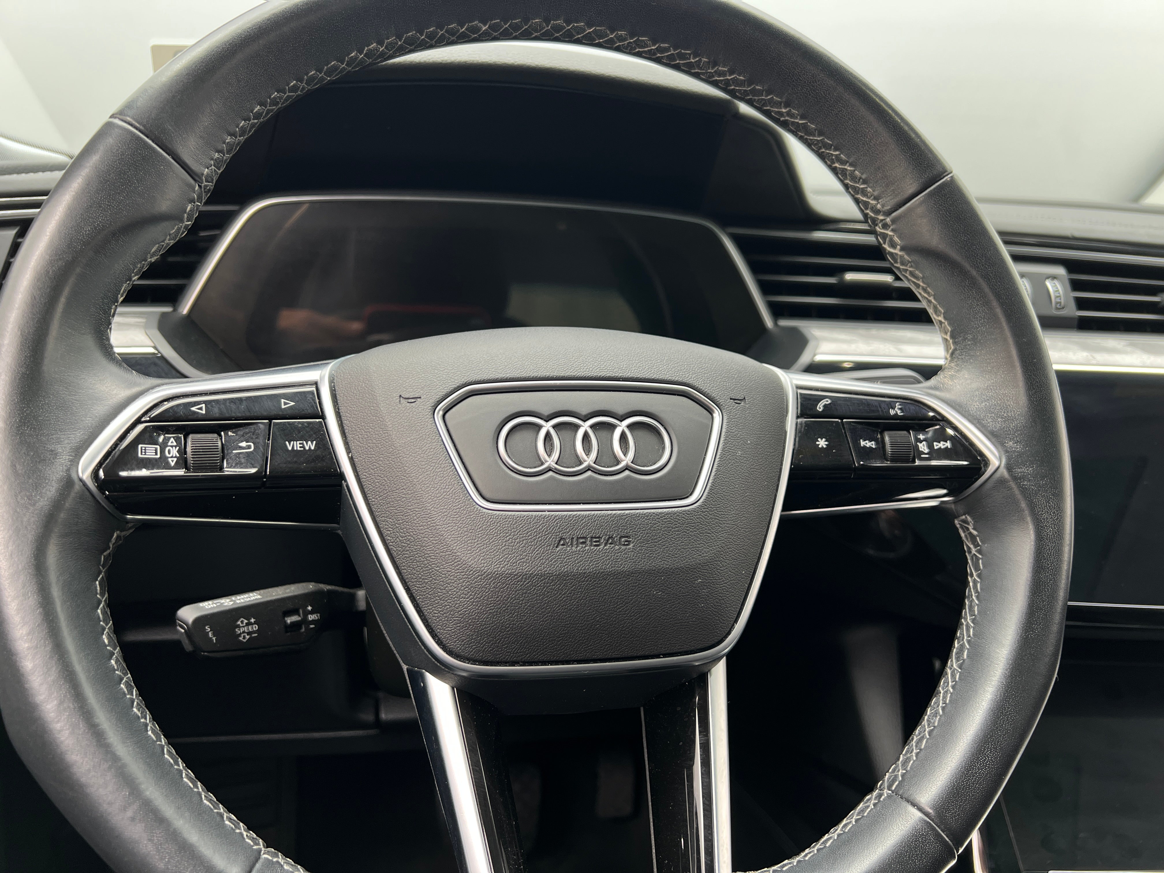 Thumbnail: 2022 Audi e-tron S - 4