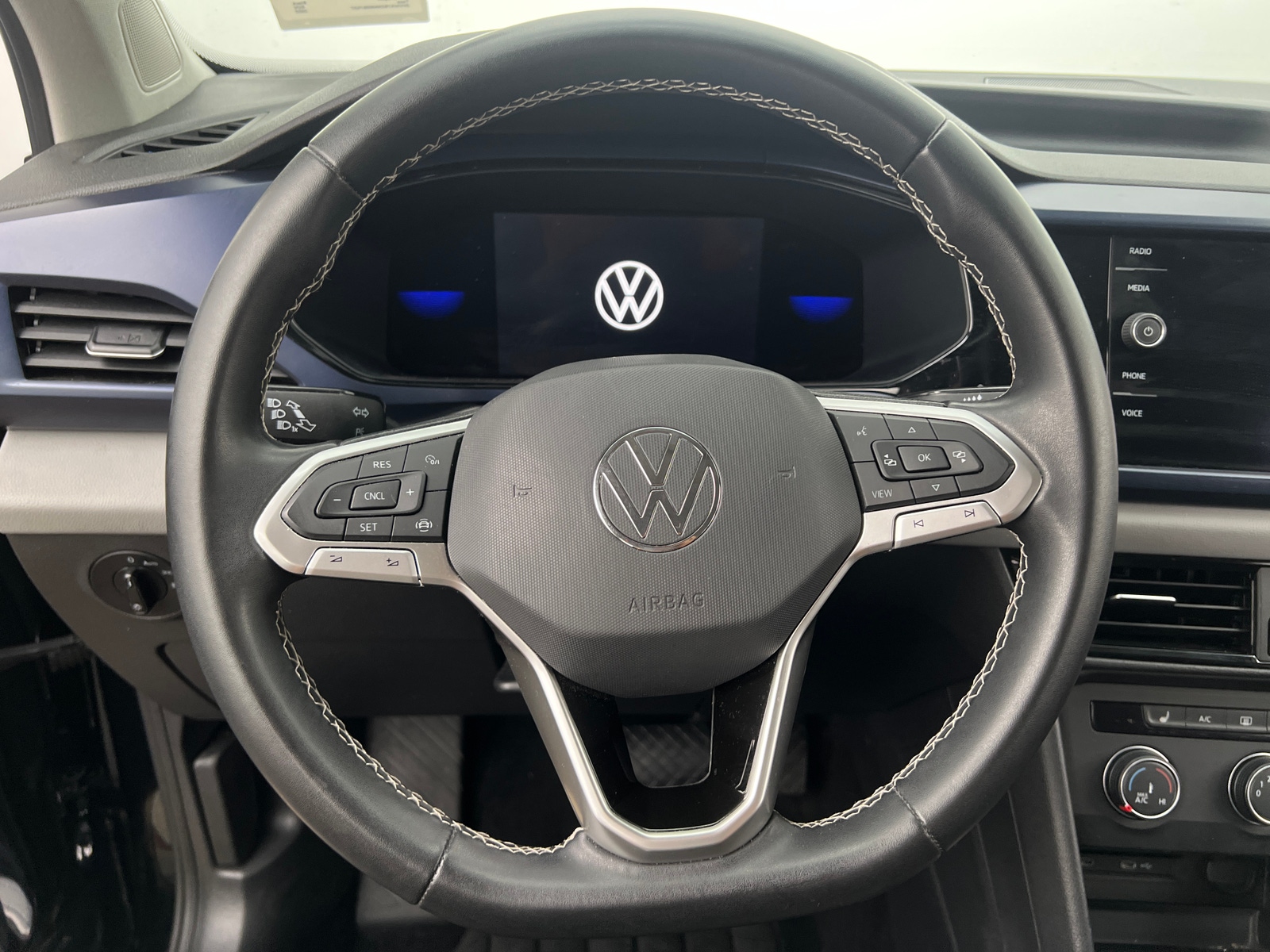 Thumbnail: 2022 Volkswagen Taos - 4